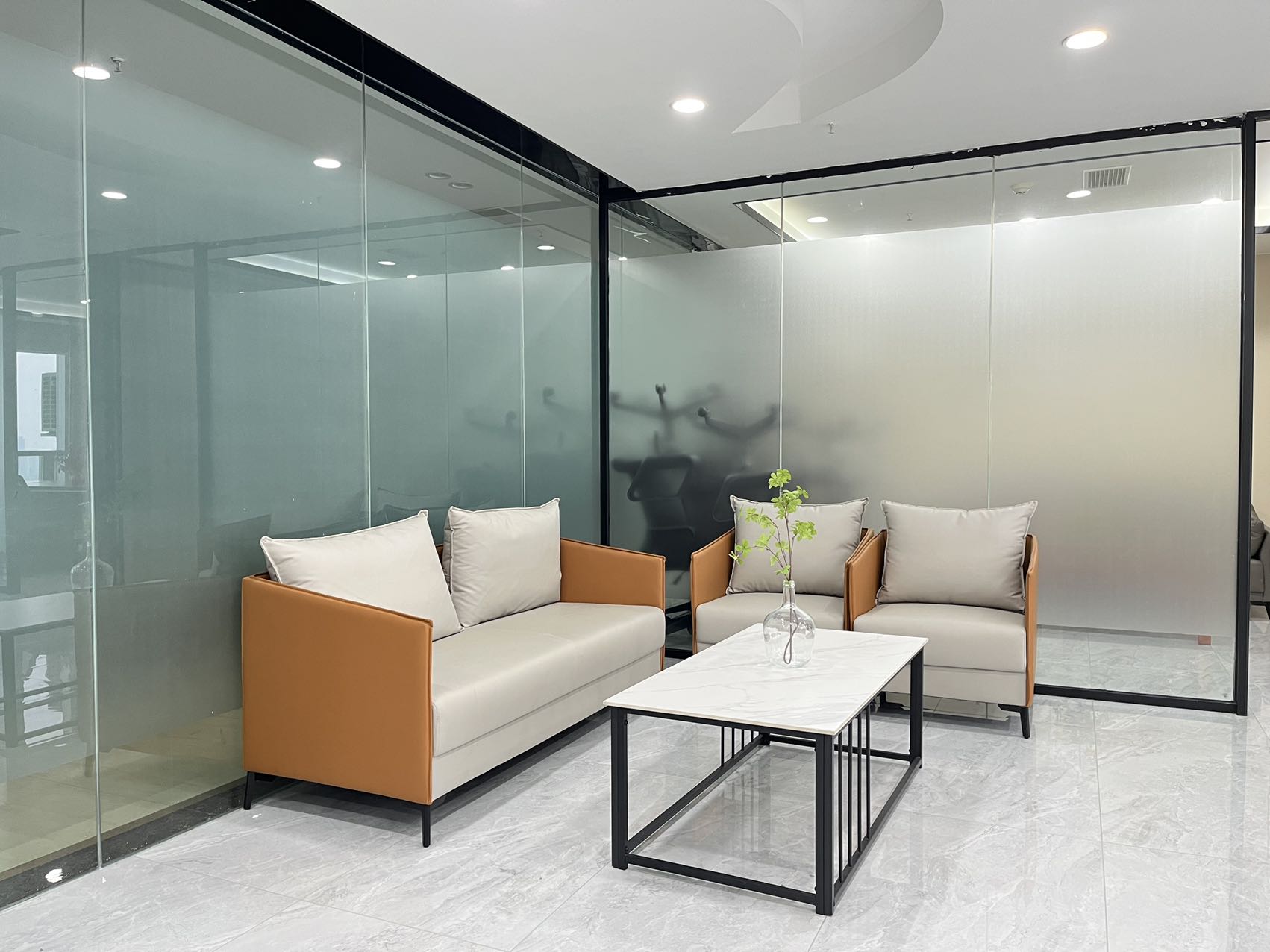 5号线骑龙地铁 套租含物业费 2隔间12工位 视野巴适 稀缺房源 欢迎咨询 美行中心办公室出租