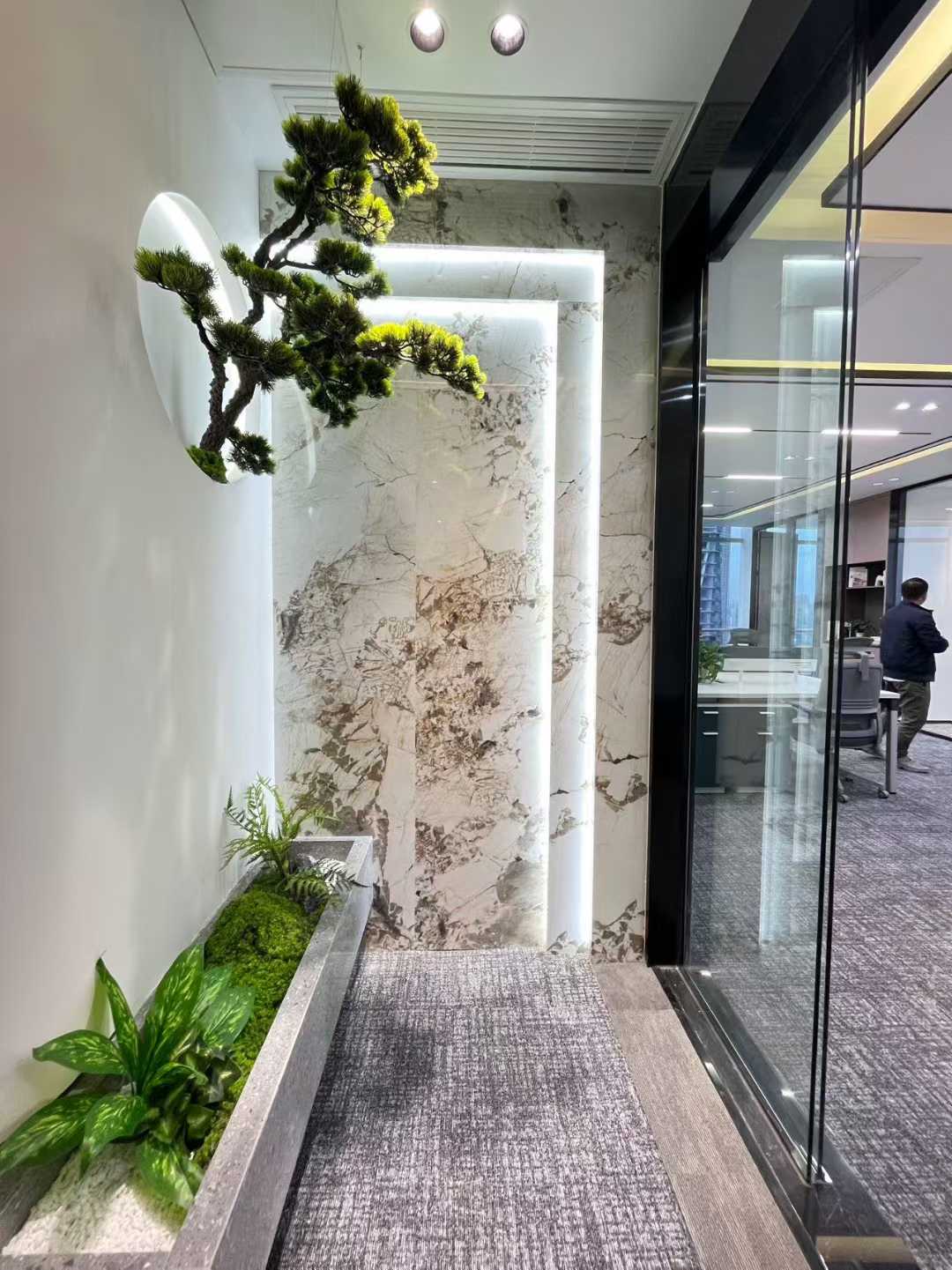 2号线洪河地铁三四百米 甲级楼盘 196平方 4隔间16工位 双面采光 精装带家具 视野非常巴适 绿地468锦峰办公室出租