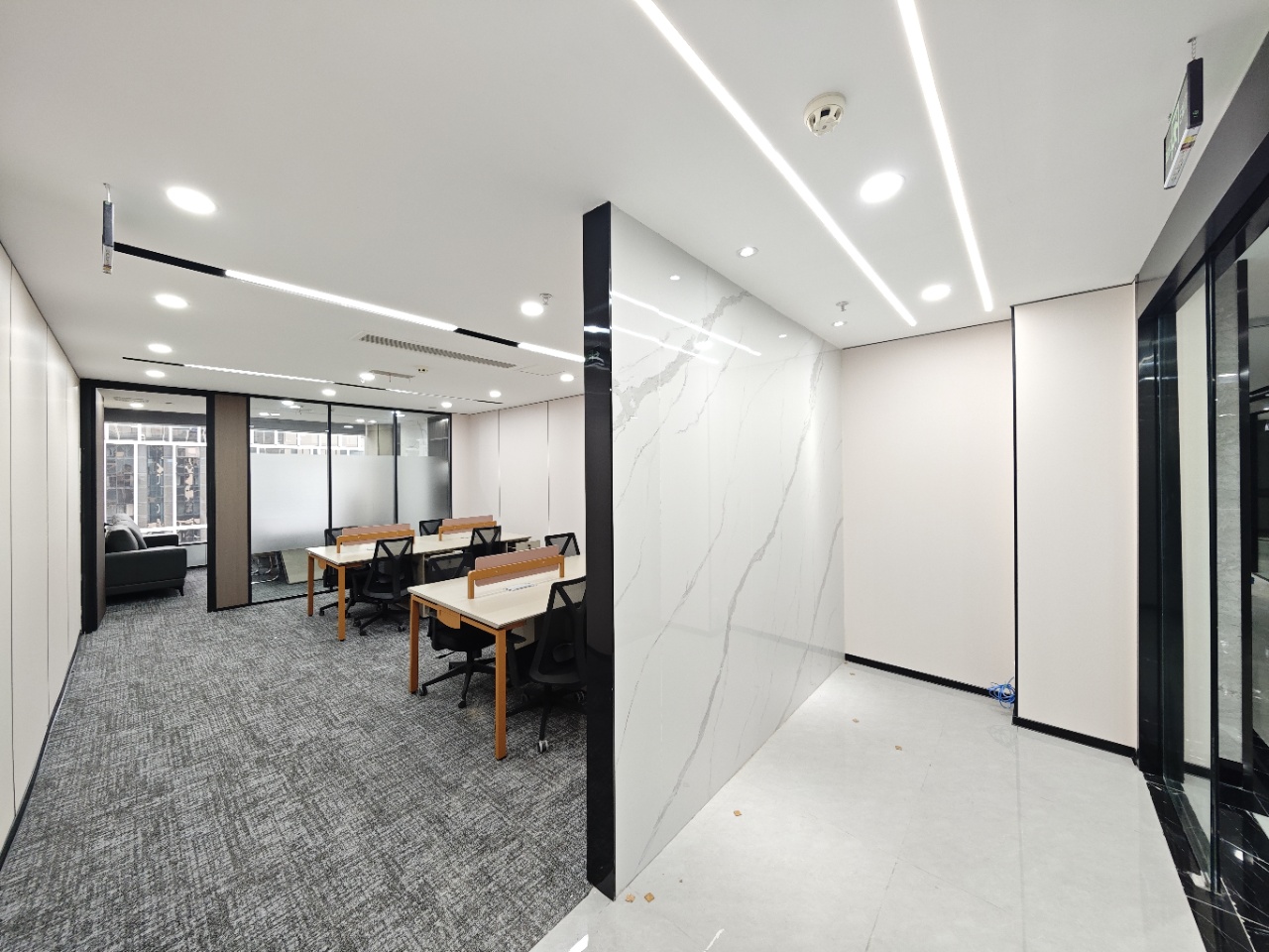 火车南站创业小户型 1隔间10工位带形象墙 交通方便 含物业费 安格斯国际办公室出租