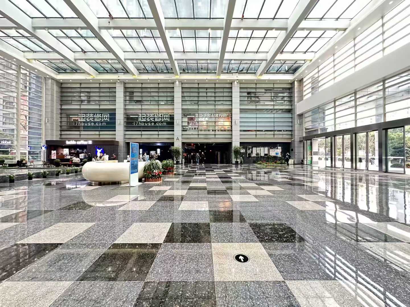 孵化园中航国际交流面积487平 7隔间40工位 超大会议室 没有加时费 办公室出租