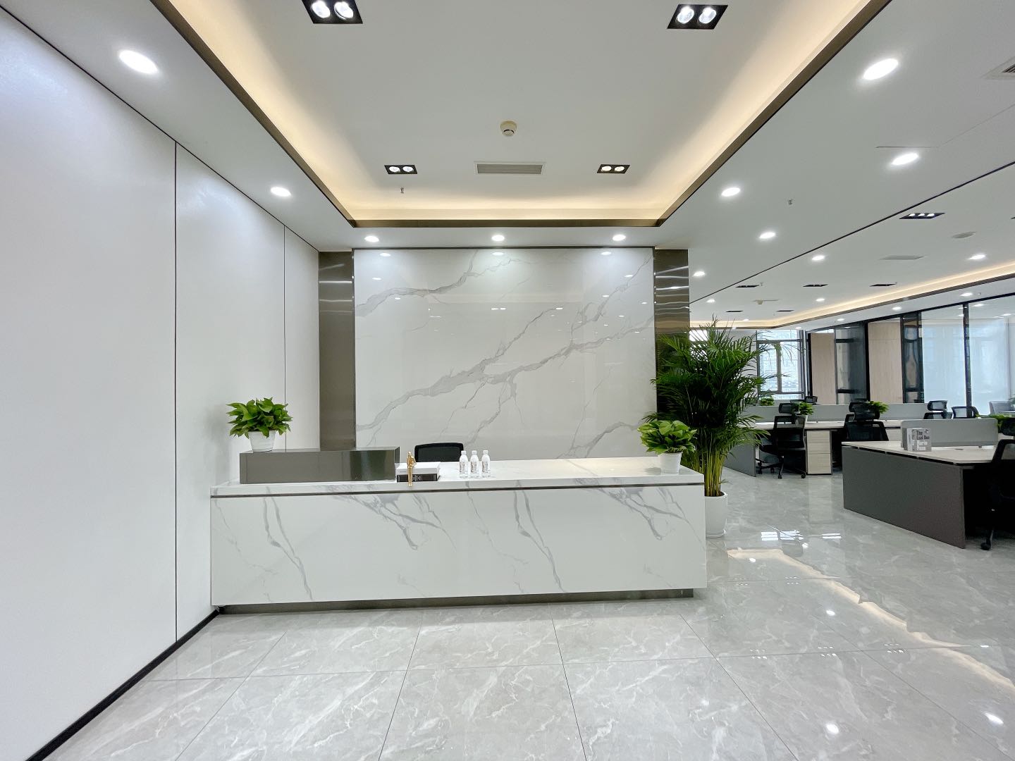 无国界高区500平办公室 双采光视野超好  全墙板高品质家具，明亮大气