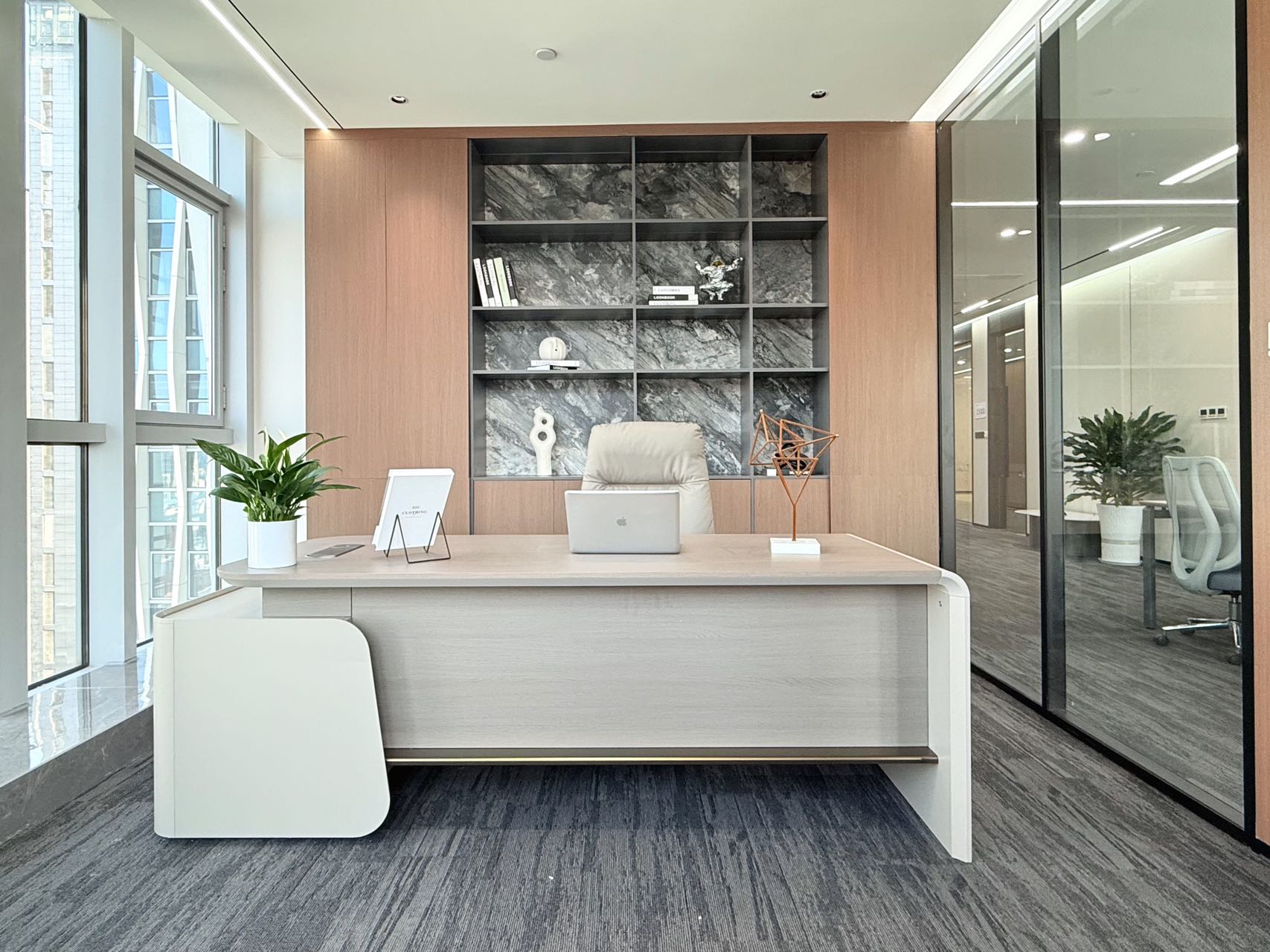 市中心市二医院地铁口精装现房 全套家具家私 356平 5隔间30工位 端头双面采光  中朗157数智大厦办公室出租