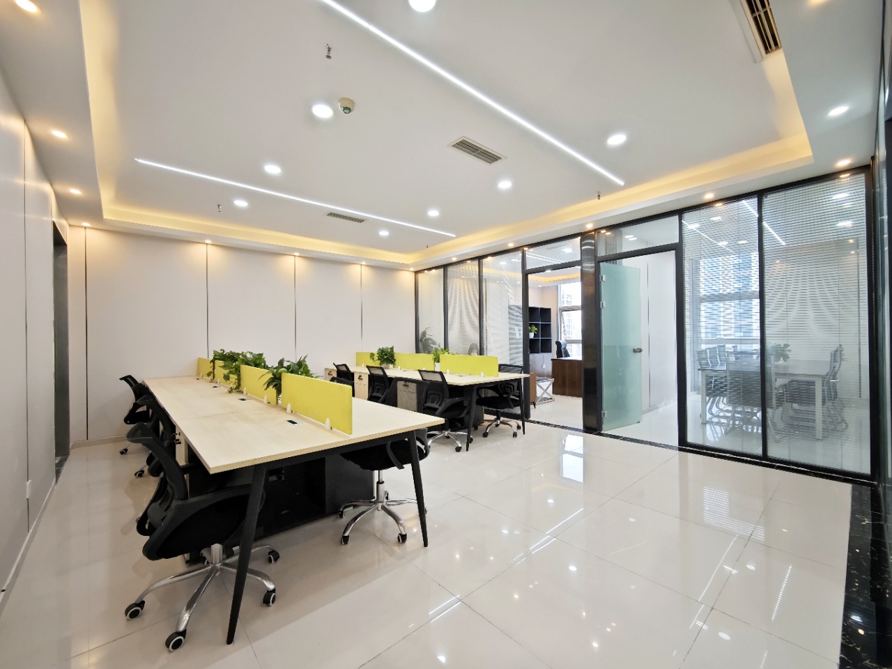 青羊区清江西路地铁近 按套出租 3隔间16工位 报价含物业费 户型方正 带家具 金沙万瑞中心办公室出租