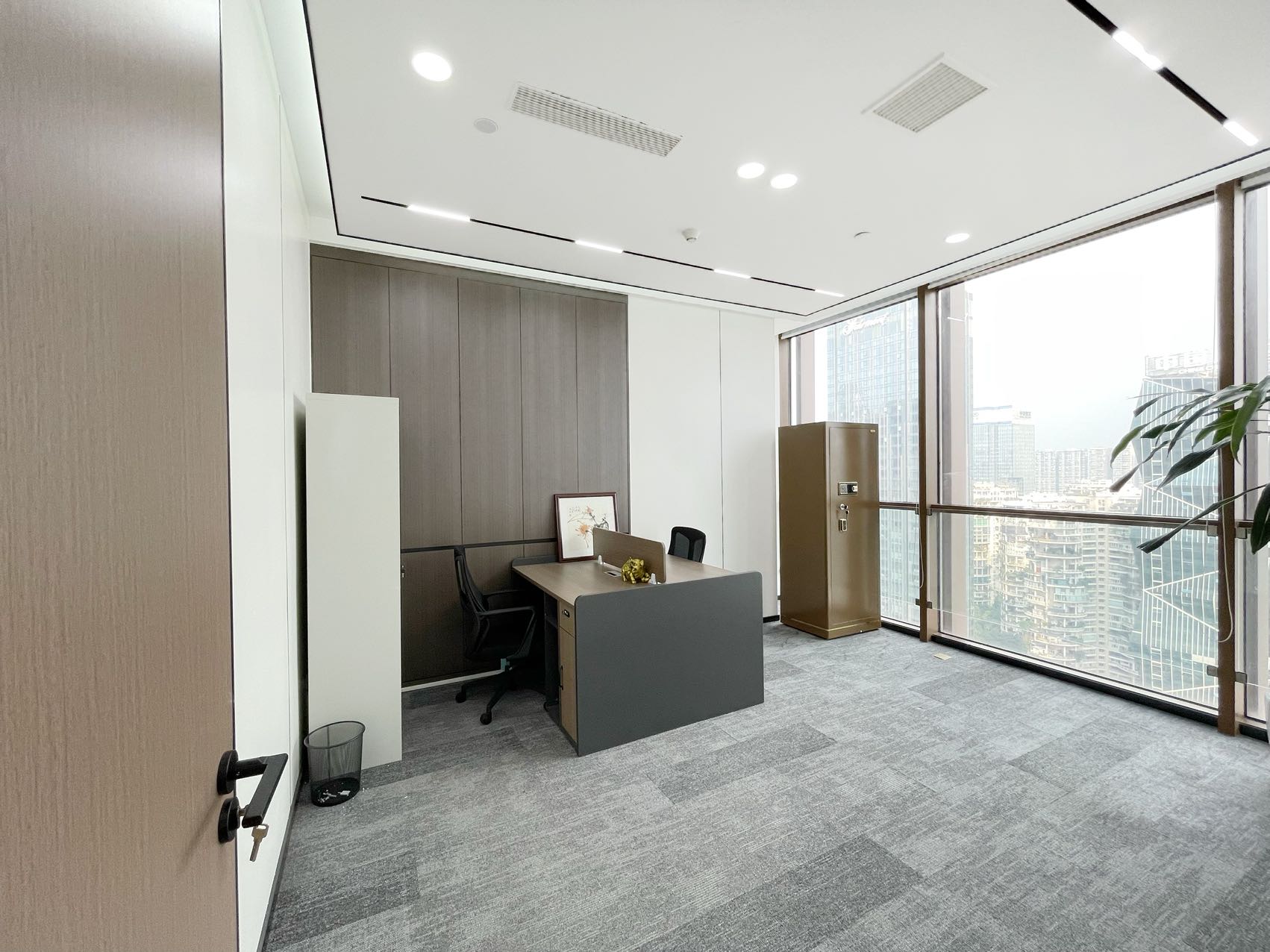 世纪城地铁口甲级楼盘 340平 6隔间26工位带茶水间 双面采光 高区视野巴适 东南朝向 东方希望天祥办公室出租