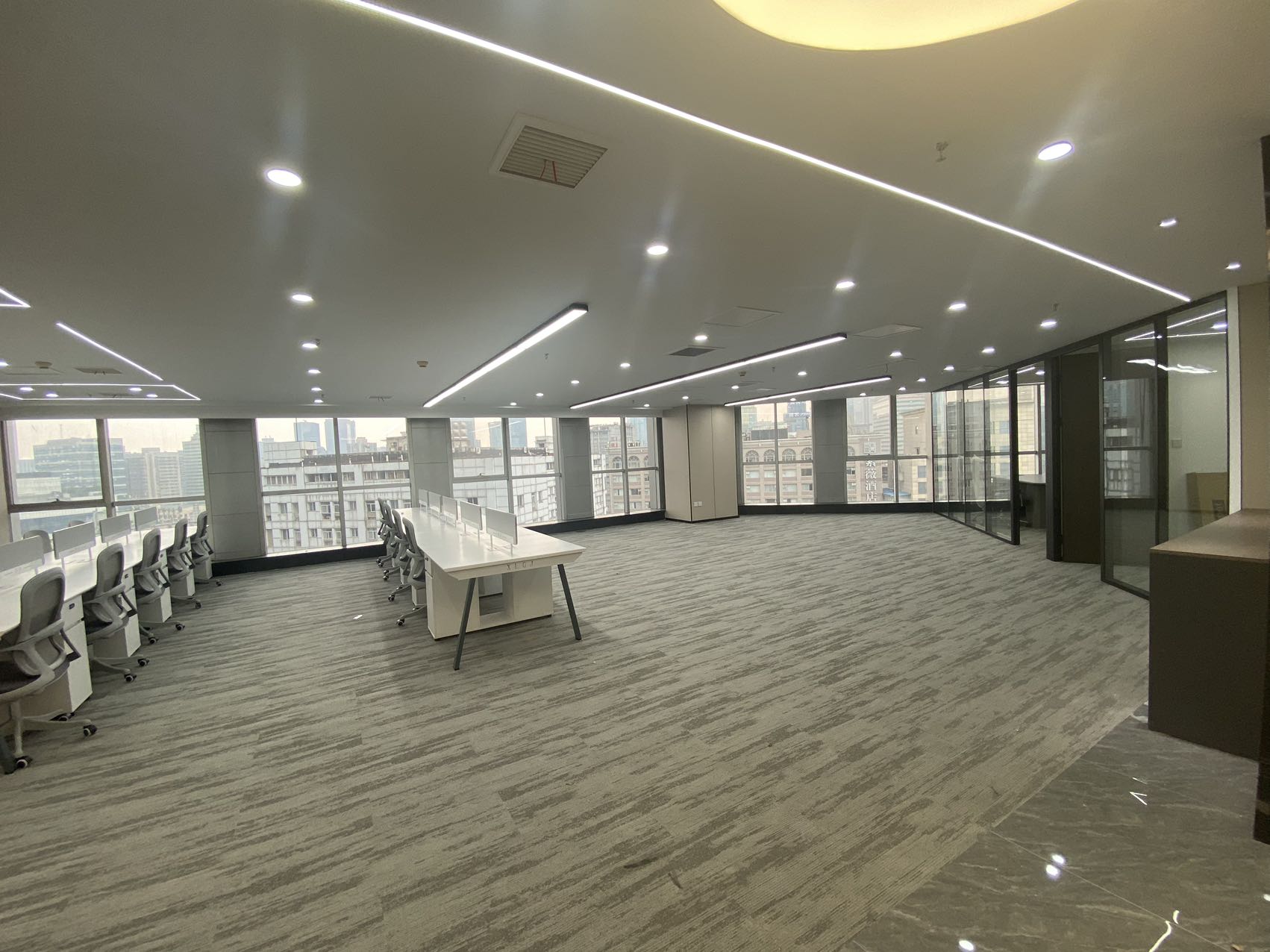 春熙路甲写 套租户型 5隔间28工位 此套无加时费 报价含物业费 时代广场办公室出租