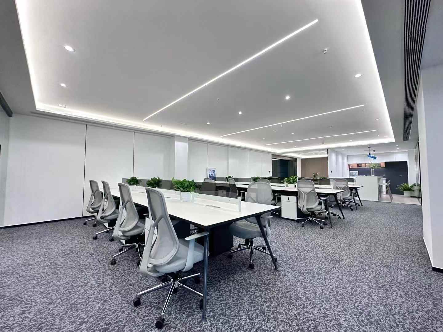 孵化园金融城版块 装修再度升级 348平 6隔间24工位 可升降老板桌 灵活变动 中航国际交流中心办公室出租