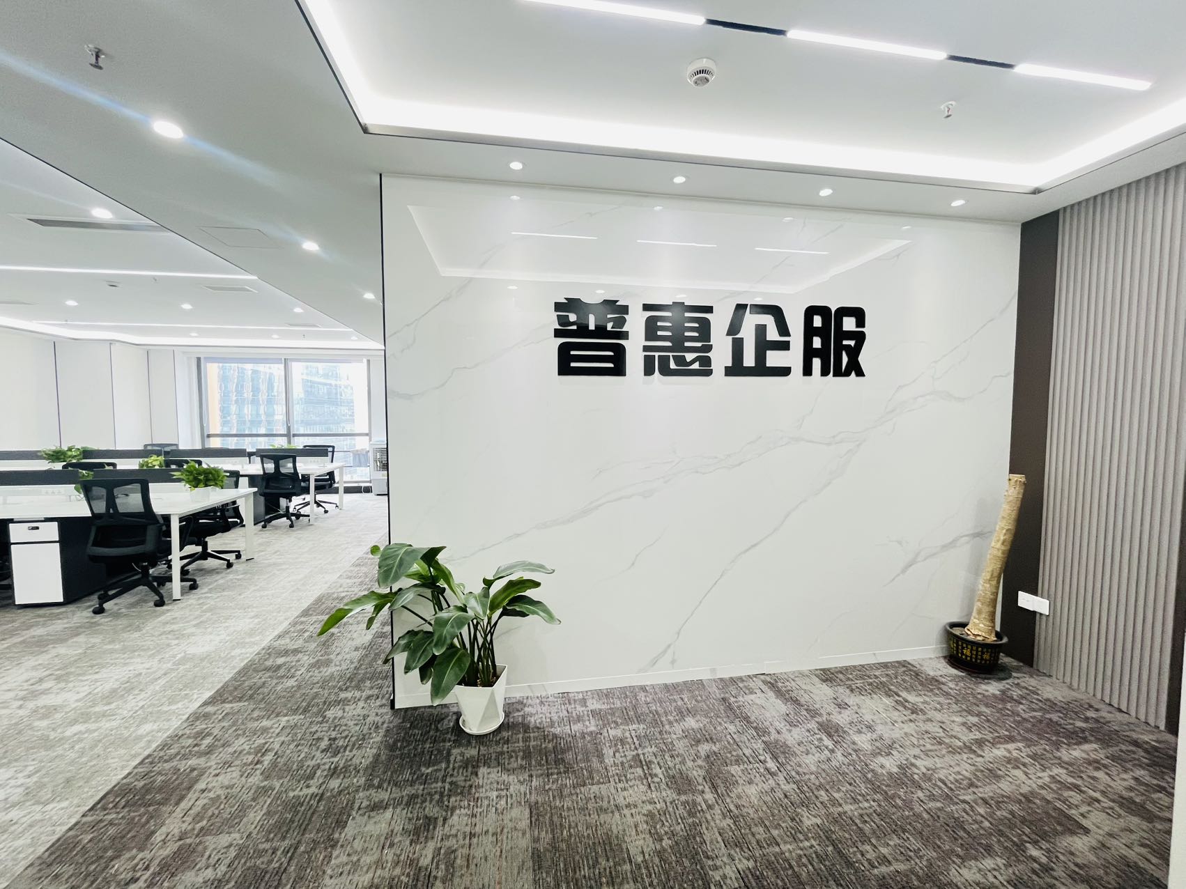 世纪城精装高区户型 套租 2隔间24工位 报价含物业费 精装带家具 采光面大 蜀都中心办公室出租