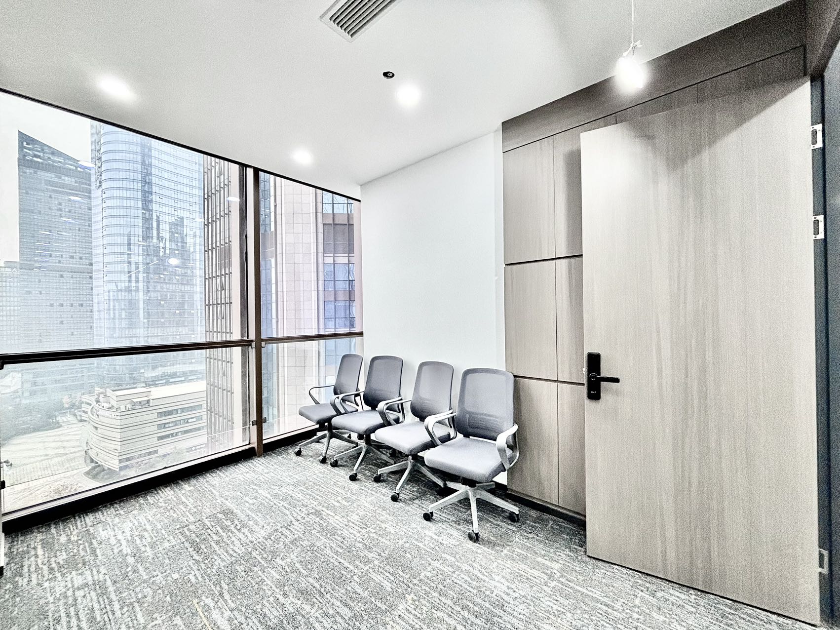 高新区核心地段世纪城地铁口 甲级楼宇 460平 7隔间50工位 电梯口双面采光 含物业费 东方希望天祥办公室出租