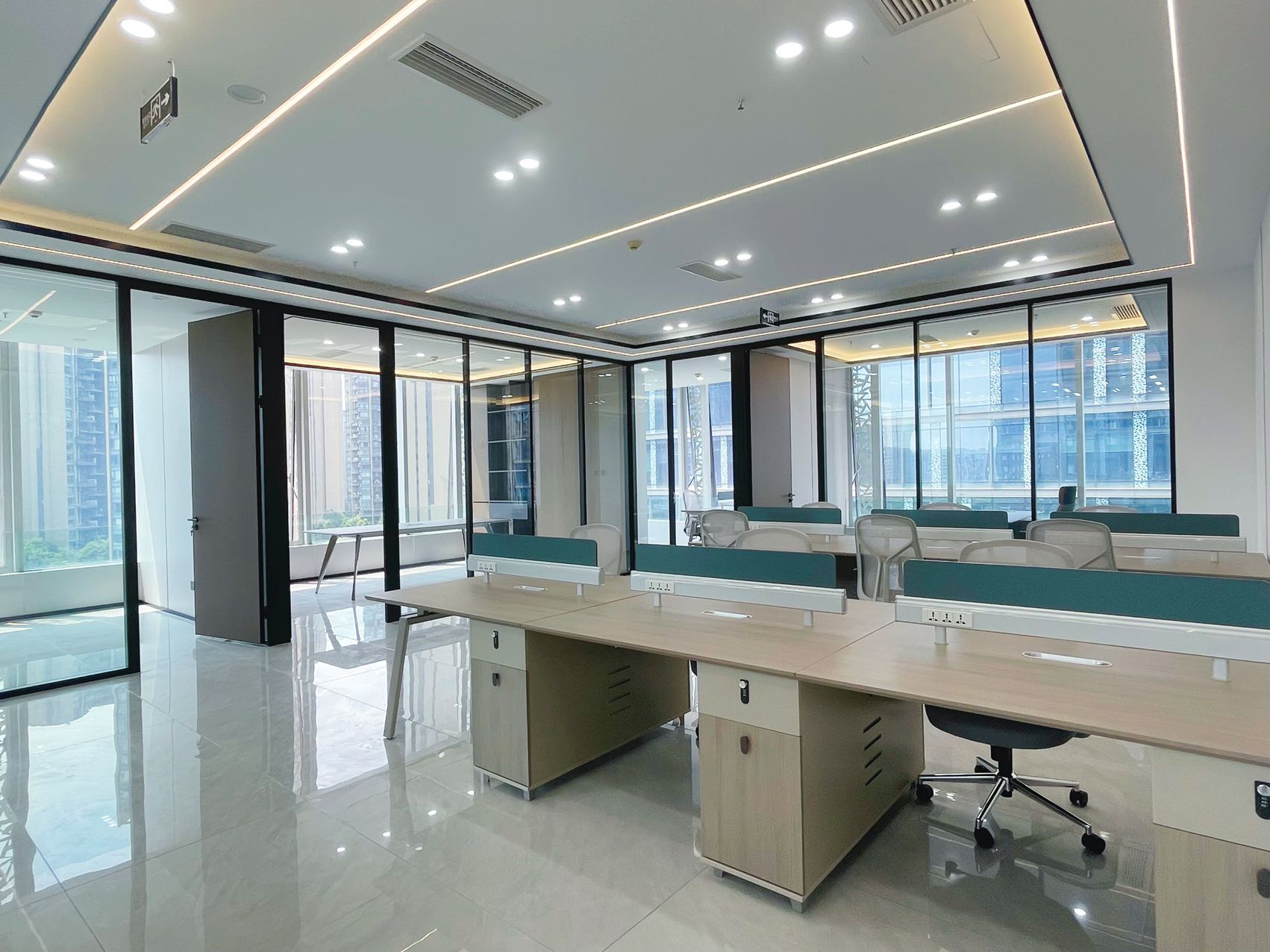 金融城三面采光优质户型 按套出租 5隔间16工位 视野非常安逸 轻奢新装 通透大气不失格调 中航国际广场办公室出租