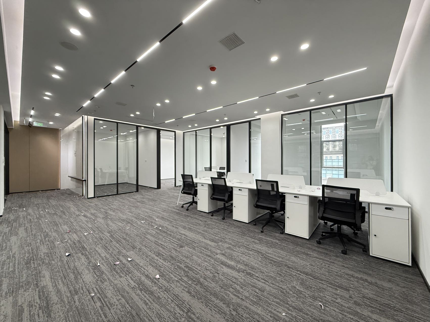 近天府五街地铁 按套出租 4隔间20工位 精装带家具 户型方正 园区氛围巴适 天府软件园办公室出租