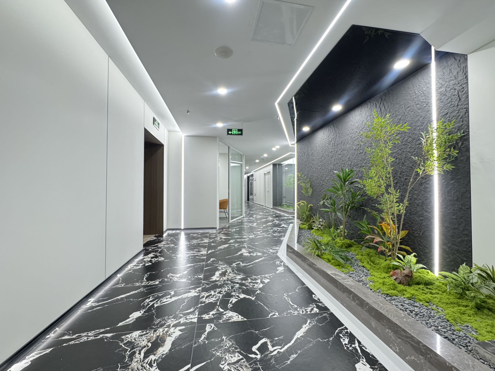 春熙路甲写精装正对电梯口 282平 4隔间28工位 工区24小时空调 大老板间 带共享会议室茶室 银石广场办公室出租