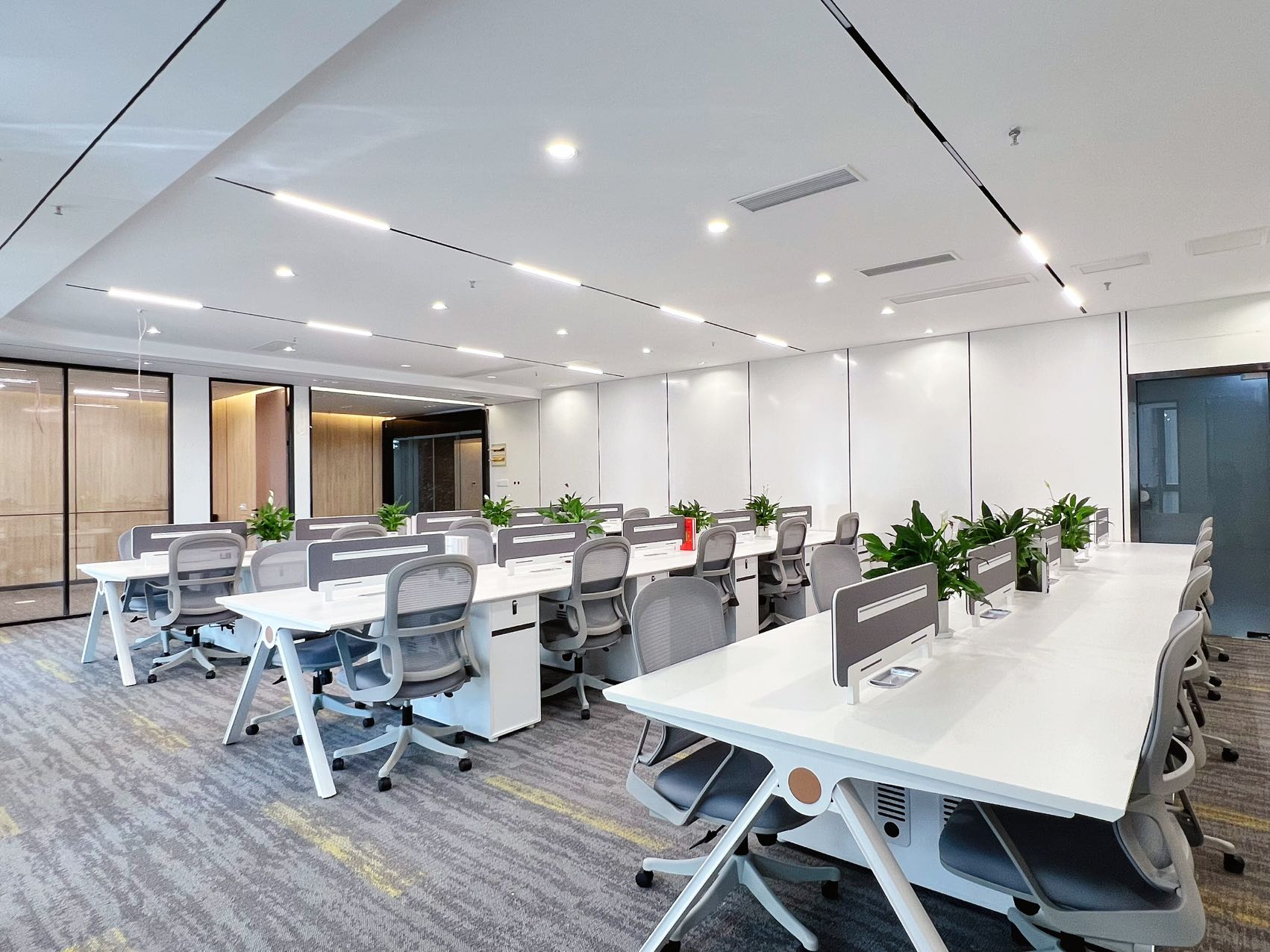 孵化园甲级楼盘 252平方电梯口户型 4隔间30工位 近地铁 地铁三线交汇 阳光金融中心办公室出租