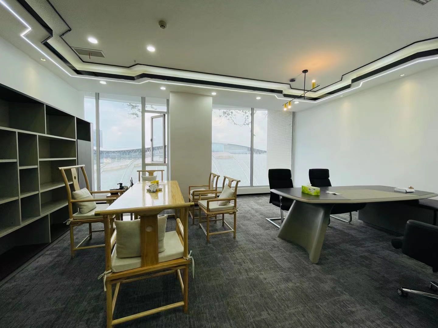环球中心226平米中式家具搭配科技装饰，办公室风格独特