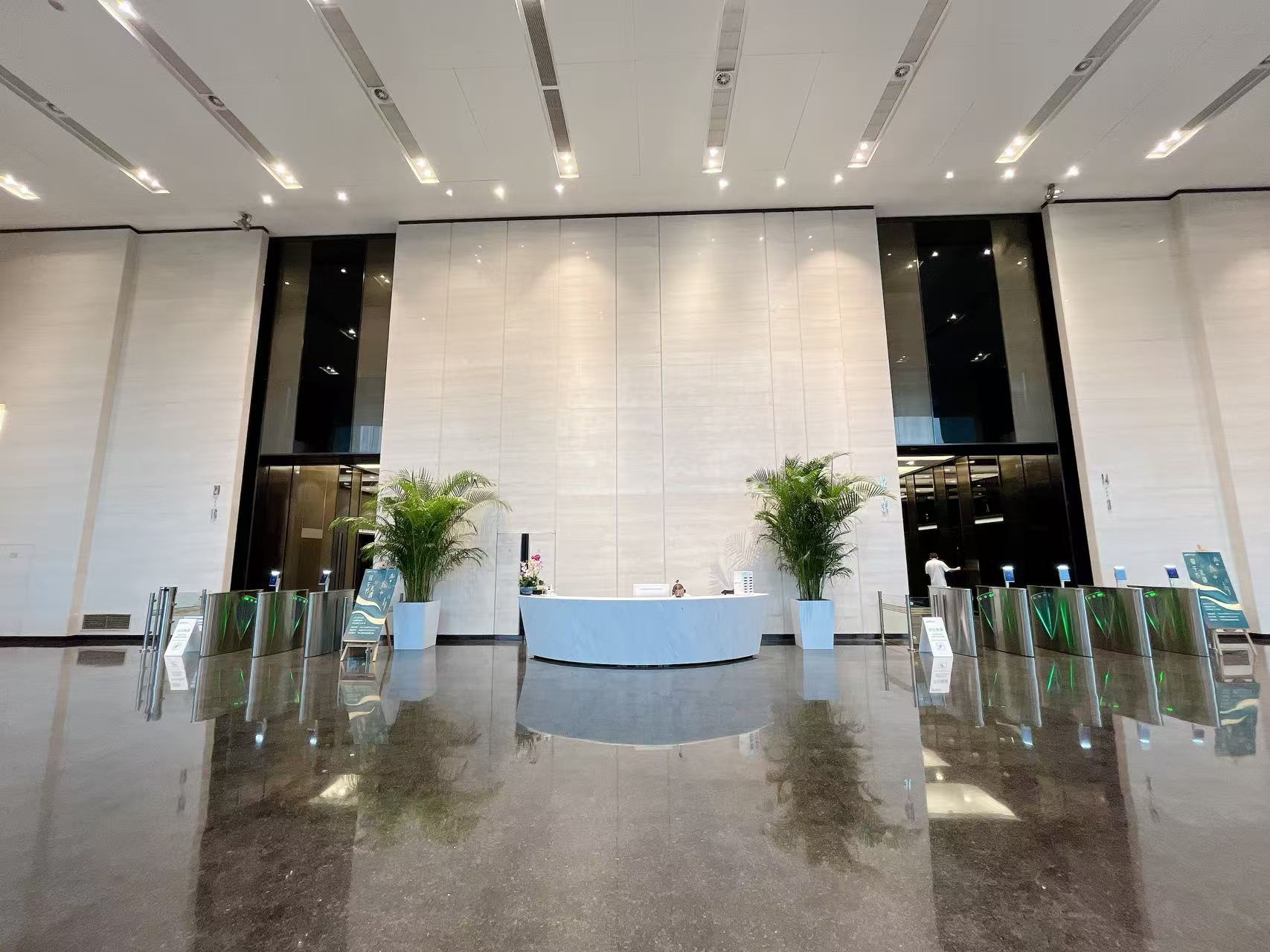 高新区风水宝地 超甲楼盘 437平产权面积 8隔间40工位带小阳台 全新配置 业主直租 带家具 两江国际办公室出租