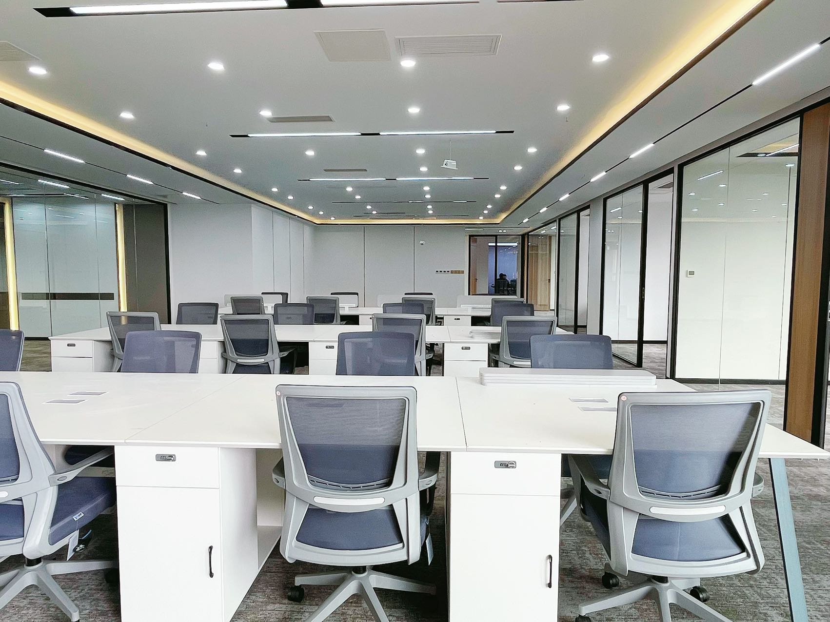 世纪城蜀都二级精装好房 6隔间1会议室40工位 带阳台 电梯口 通上下水 蜀都中心办公室出租