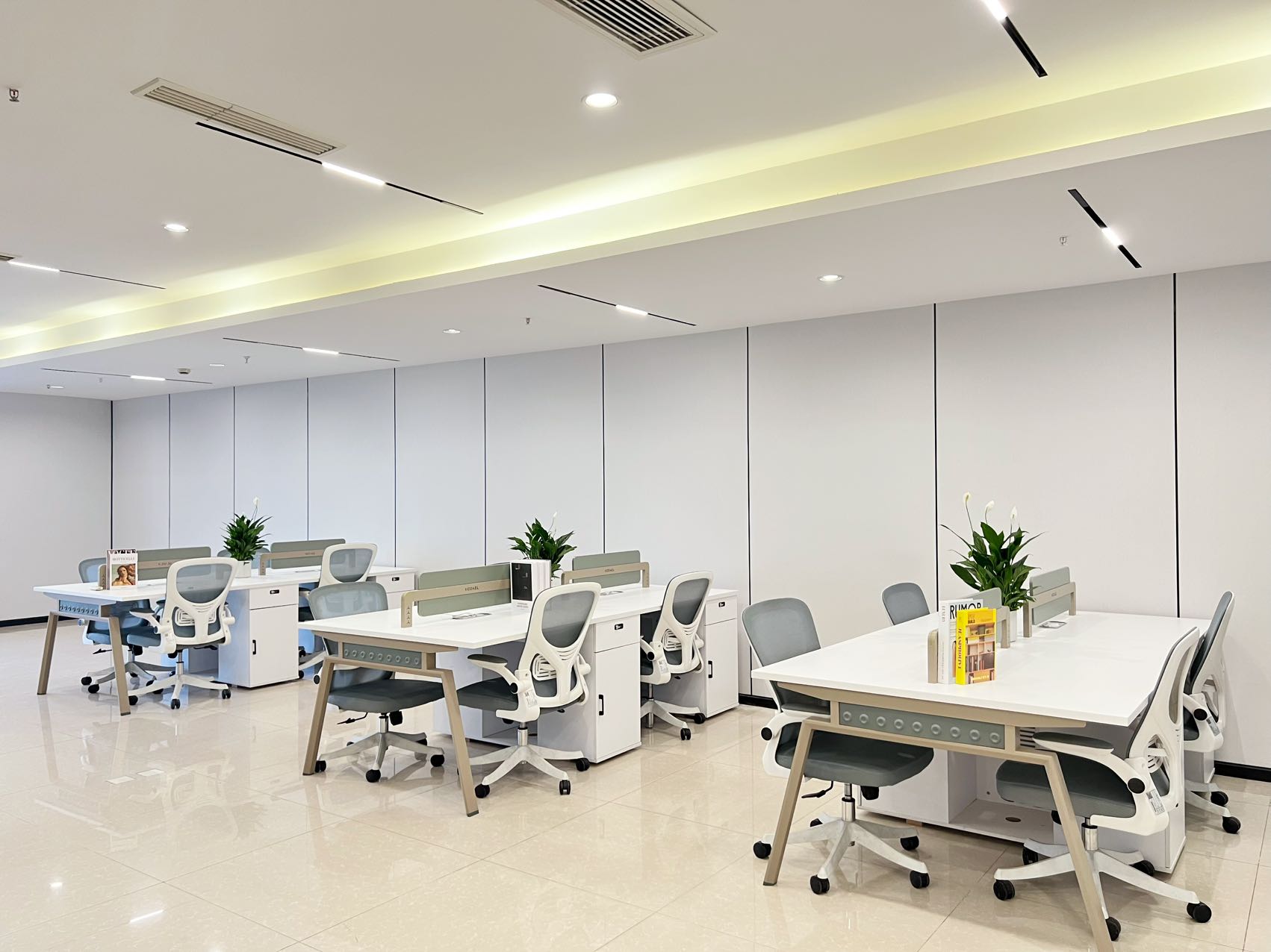 孵化园地铁口三四百米 甲级楼宇 192平方 3隔间24工位 噶区视野巴适 报价含税 阳光金融中心（楚峰国际）办公室出租