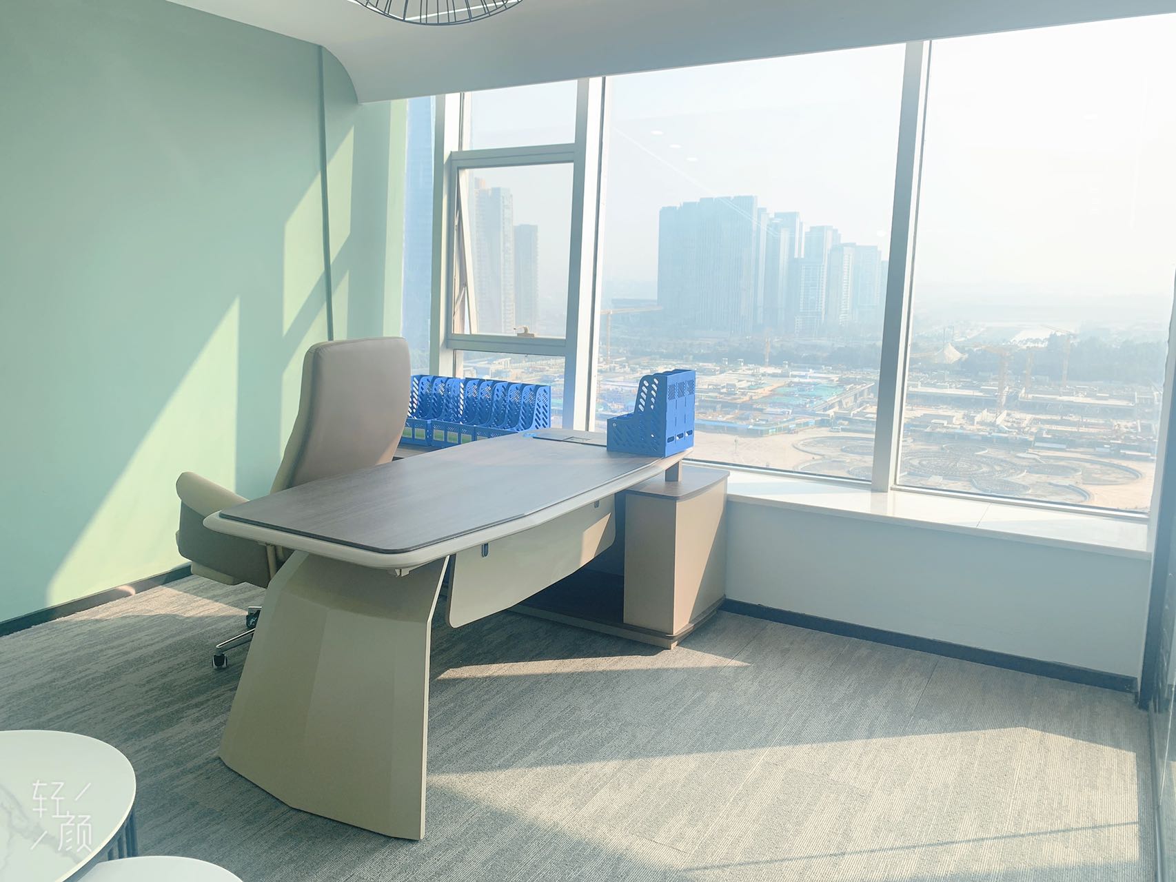 高新区新世纪环球中心精装100平办公室 全新装修现房 带家具 含物业