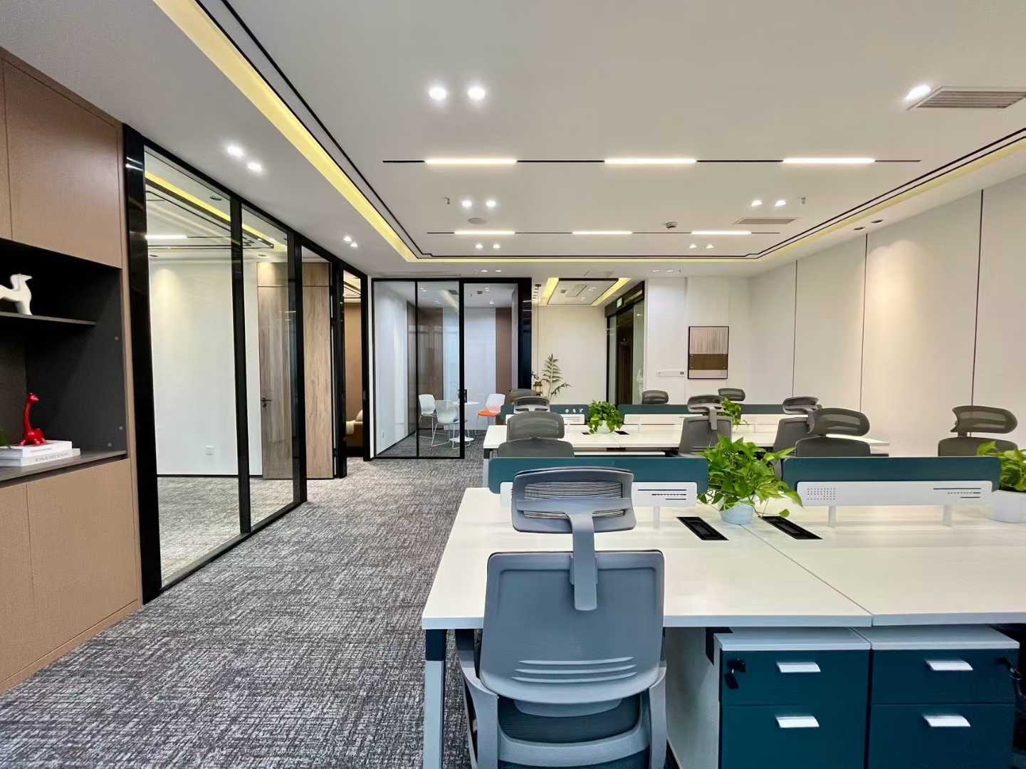 2号线洪河地铁三四百米 甲级楼盘 196平方 4隔间16工位 双面采光 精装带家具 视野非常巴适 绿地468锦峰办公室出租