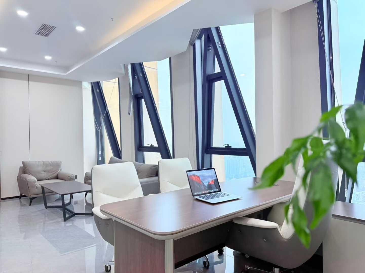 金牛区人民北路地铁口 甲级品质楼盘 206平方 3隔间20工位 精装带家具 看锦江 24小时空调 北成8号办公室出租