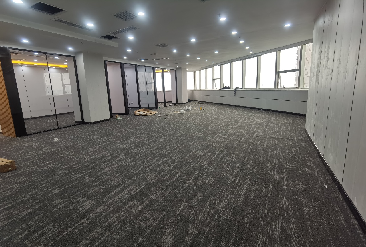 市中心 川信大厦 新出现代精装带家具 3隔间28工位  电梯口户型