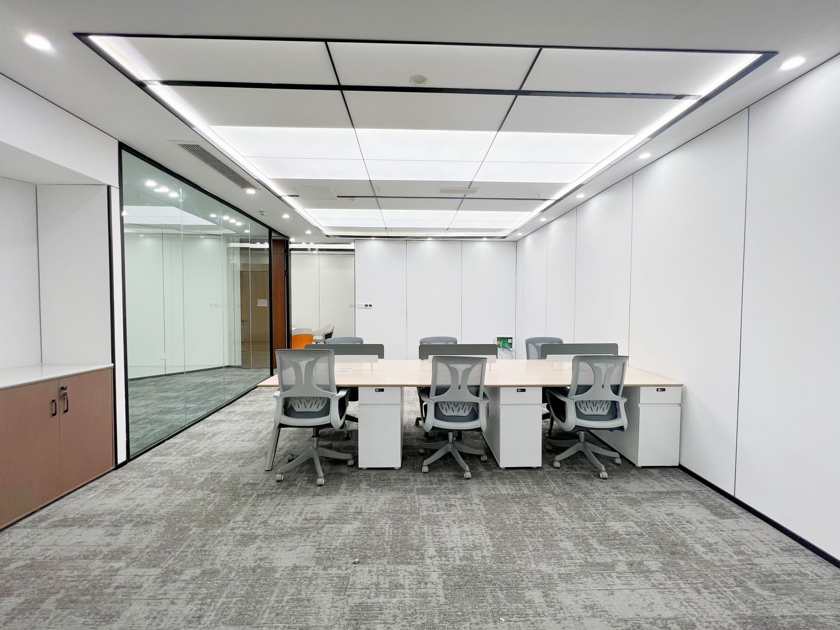 高新区世纪城地铁口精装房源 服务面积200平 4隔间16工位 报价含物费  甲级楼盘 天祥广场办公室出租