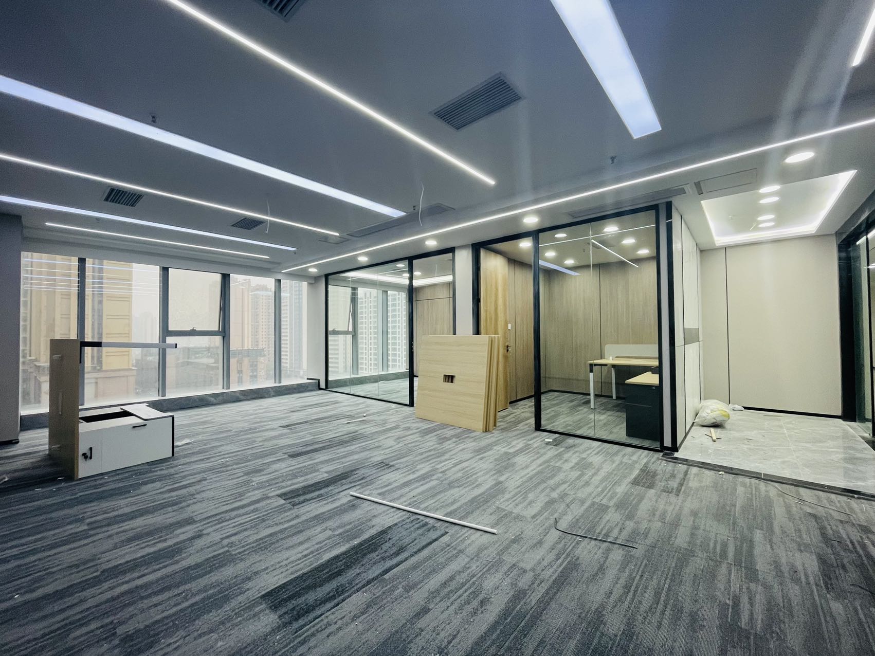 成都东站甲级写字楼租赁 134平精致小户型 2隔间18工位  户型方正 精装带家具 中环国际