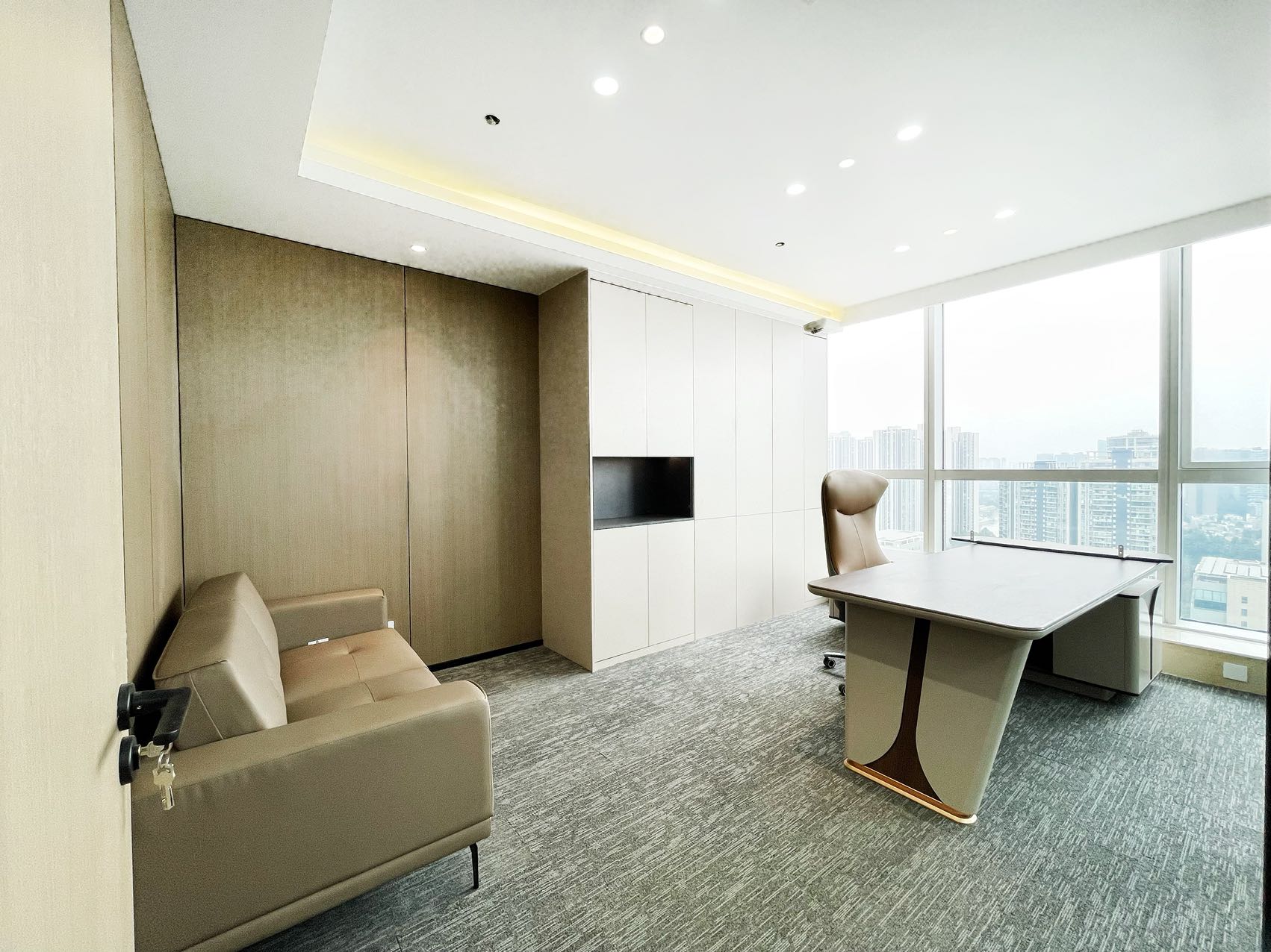 高新天府三街 楼王小户型 双面采光视野巴适 136平 3隔间8工位 近地铁 空调含能耗 希顿国际广场办公室出租