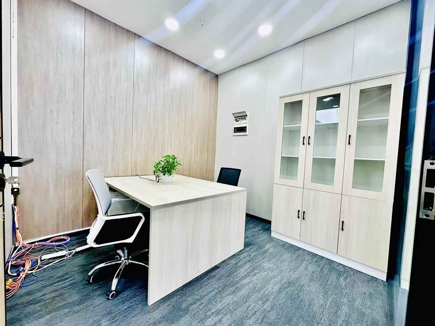 高新区高新地铁站四百米 公摊低利用率高 135平方 3隔间20工位 户型方正 24小时空调 含物业费 晶科1号办公室出租