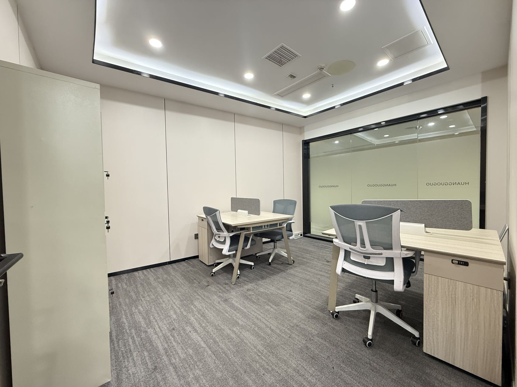 市中心东门大桥地铁三百米 按套出租 4隔间30工位 视野巴适 采光面大 含普票含物业费 明宇金融广场办公室出租