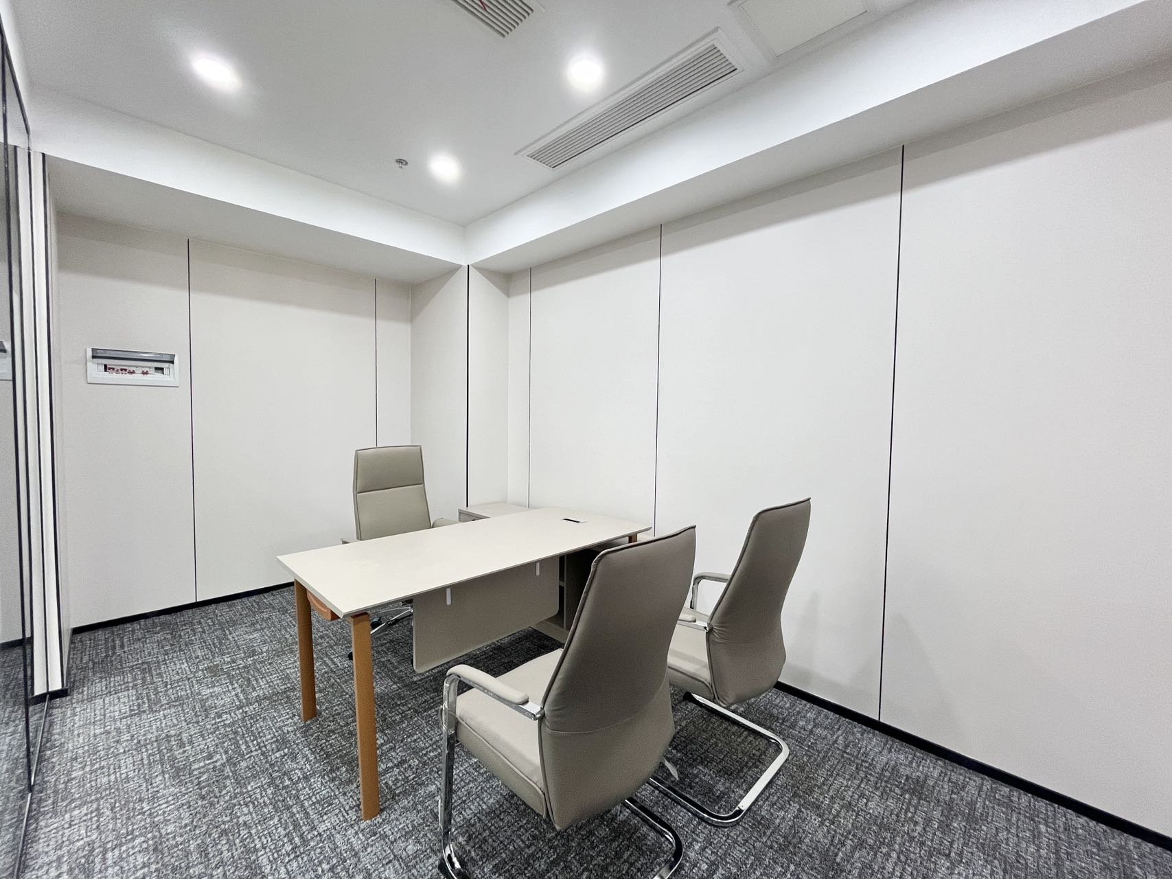 孵化园新出139平户型 3隔间12工位 出地铁就是 无惧风雨 24小时空调 物业含能耗 嘉润国金中心办公室出租