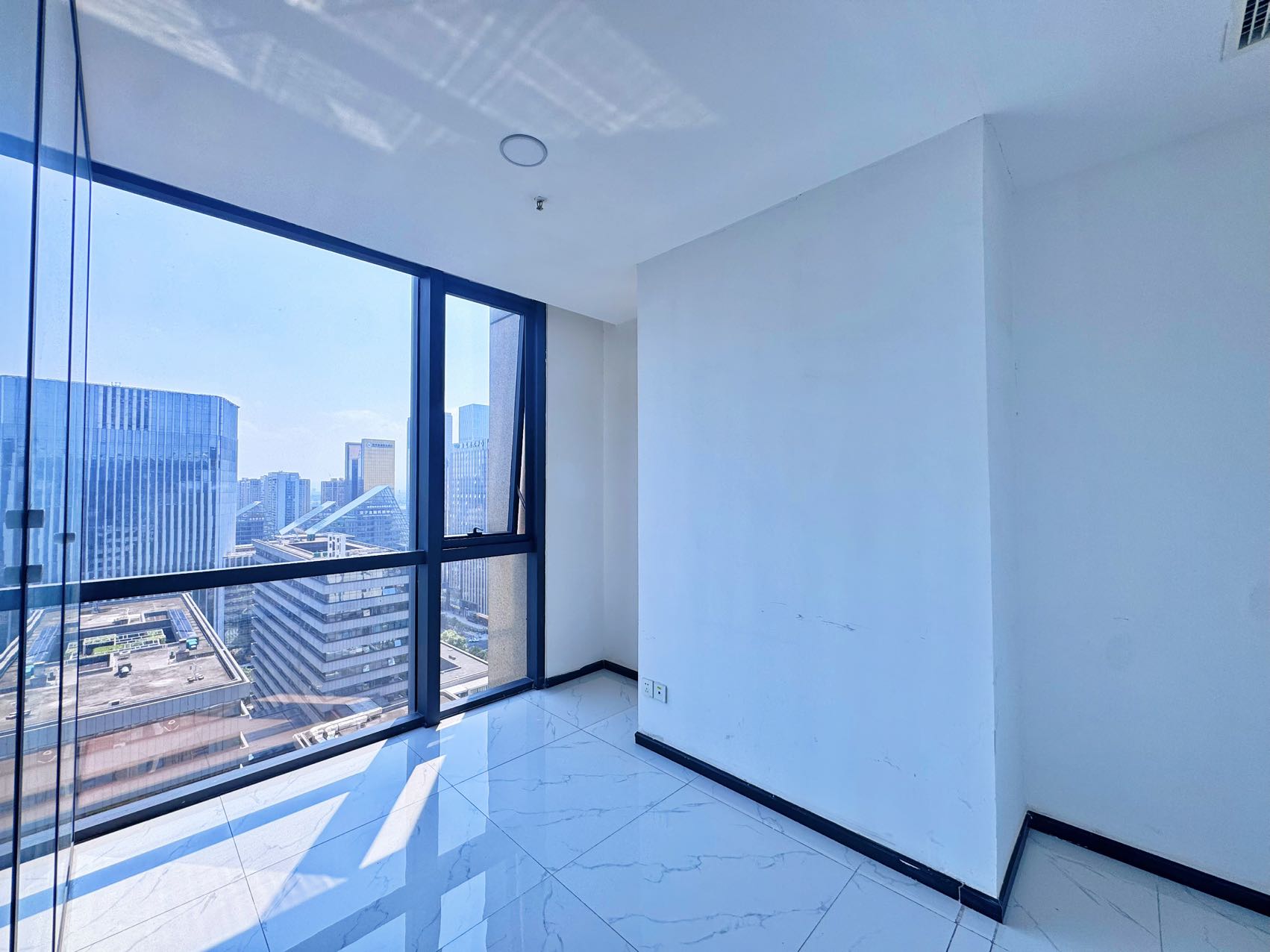 孵化园双面彩采光看双子塔 视野非常巴适 255平 4隔间16工位 精装带家具 楚峰国际办公室出租