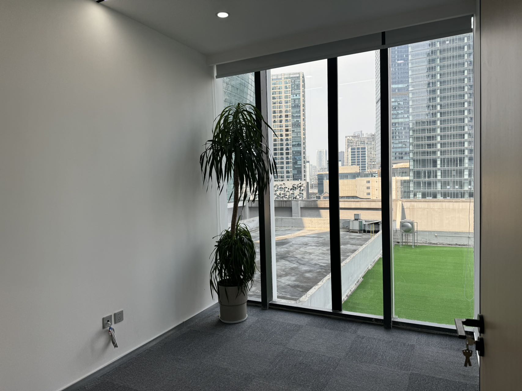 东大路无加时费楼盘 140平 3隔间12工位 报价13800元含物业费 双面采光 环球蔚然中心办公室出租