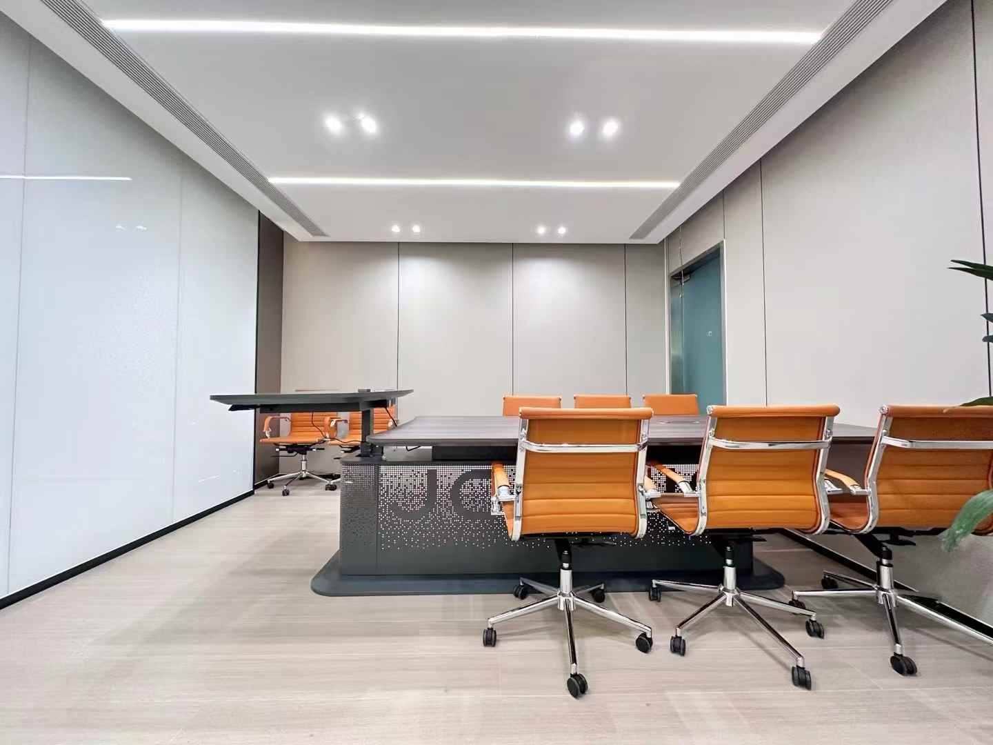 孵化园金融城版块 装修再度升级 348平 6隔间24工位 可升降老板桌 灵活变动 中航国际交流中心办公室出租