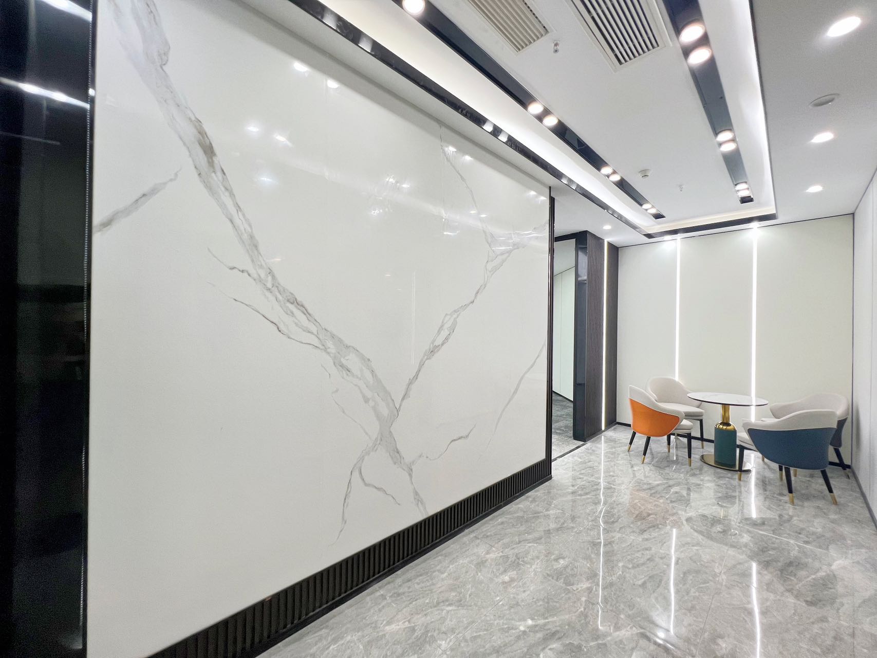 高新区世纪城地铁口精装房源 服务面积200平 4隔间16工位 报价含物费  甲级楼盘 天祥广场办公室出租