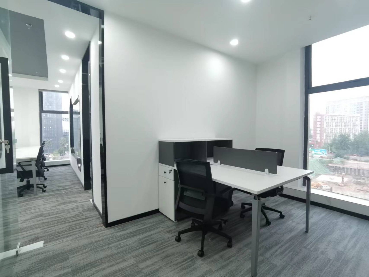 锦江区金石路地铁口按套出租 3隔间34工位 双面采光 无加时费 拎包入住 新希望中鼎国际办公室出租