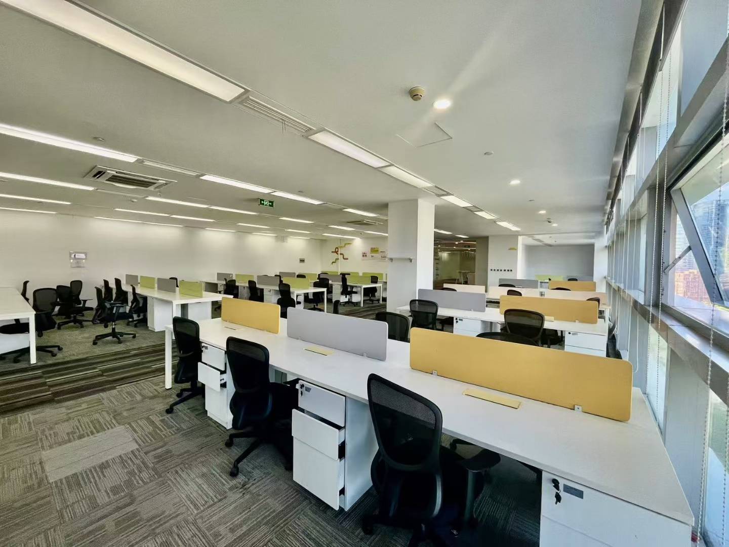 阿里中心现房出租大面积出租 1000平 10隔间90工位 采光面大 适合员工多的企业  开发商自持大小面积均有