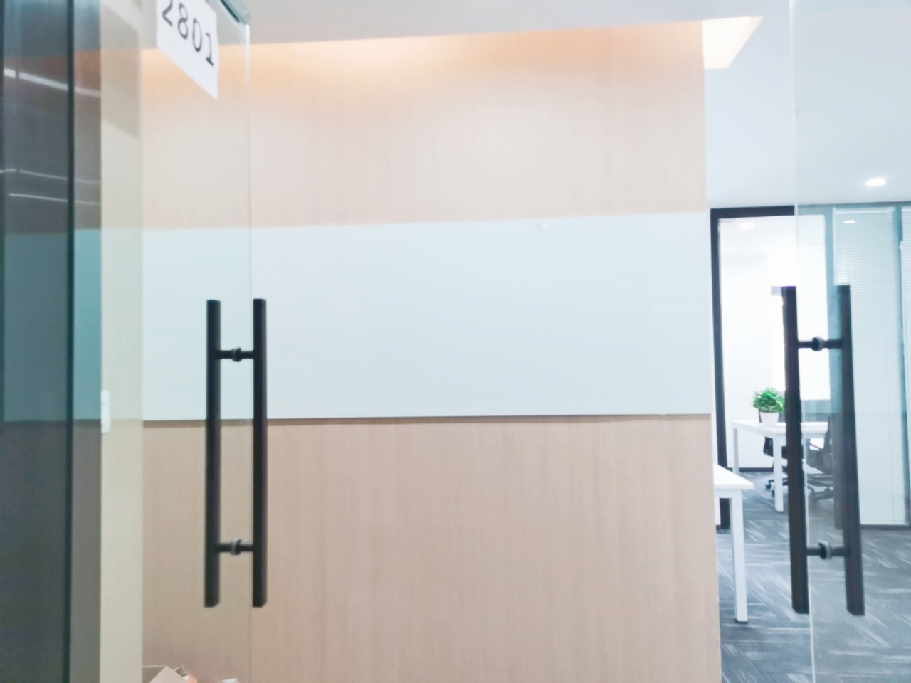 成华区十里店地铁三四百米 85平小面积 2隔间8工位 带形象墙 带家具 龙光世纪办公室出租