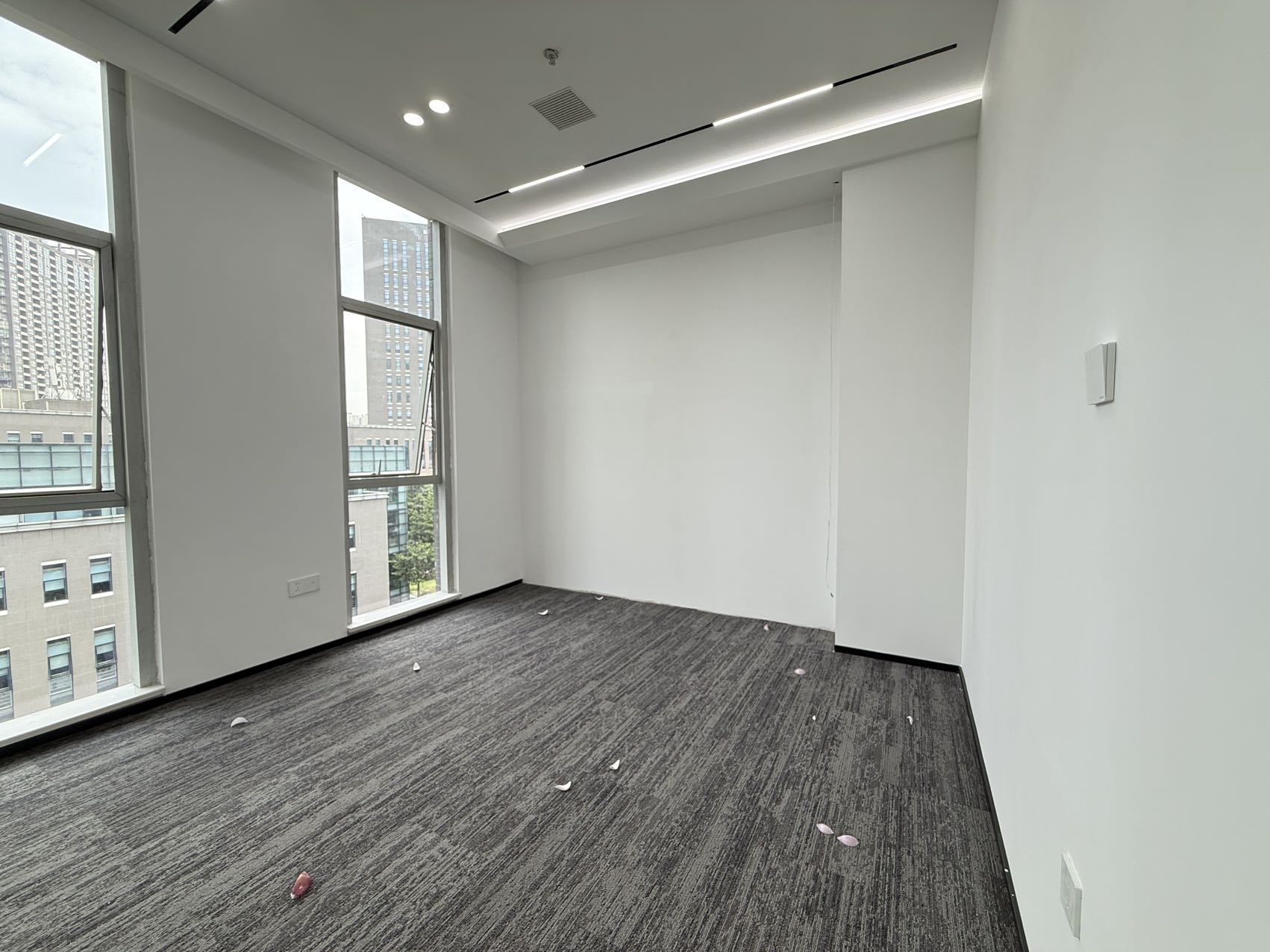 天府五街地铁方便 按套出租 3隔间15工位 24小时空调 园区氛围巴适 环境优美 天府软件园办公室出租