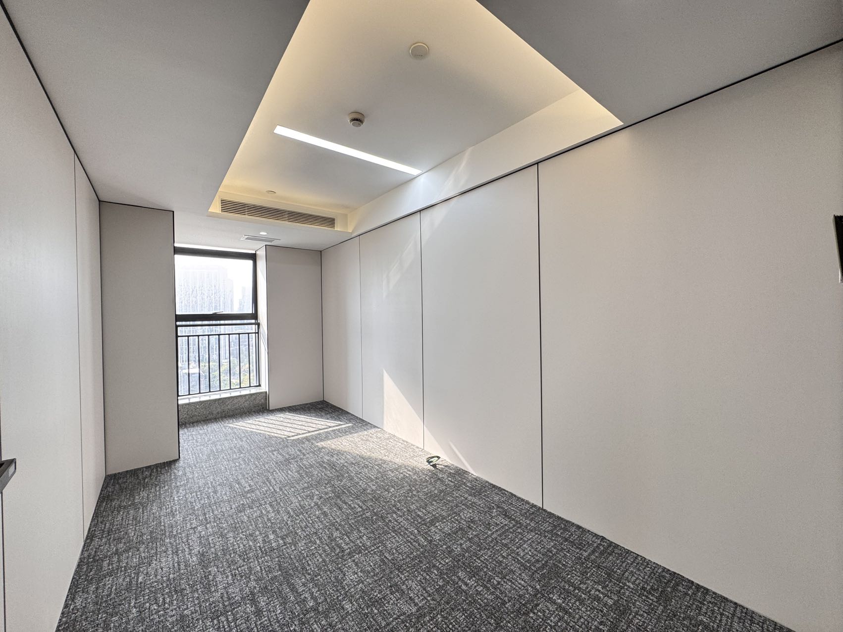 南边锦江区 琉三路附近 服务面积 205平 3隔间22工位 精装带家具 户型方正 带食堂 汇融广场办公室出租
