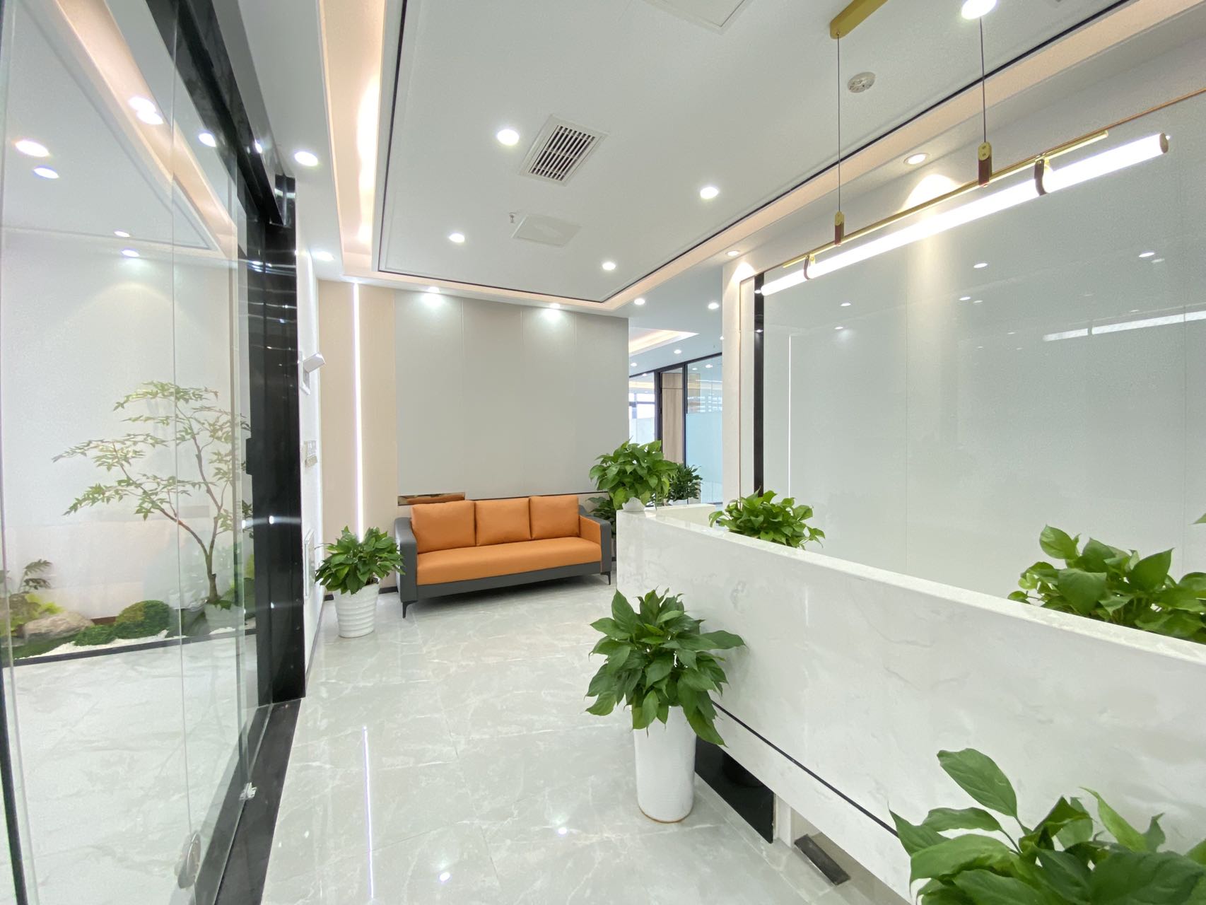 青羊区蔡桥地铁 服务面积257㎡ 4隔间120工位 拎包入住 户型方正 绿地跨贸港 成都办公室出租