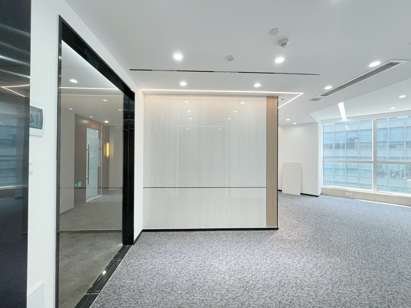 天府三街精致户型 212平方 3隔间+20工位带茶水间 配套有希顿酒店 希顿国际广场办公室出租