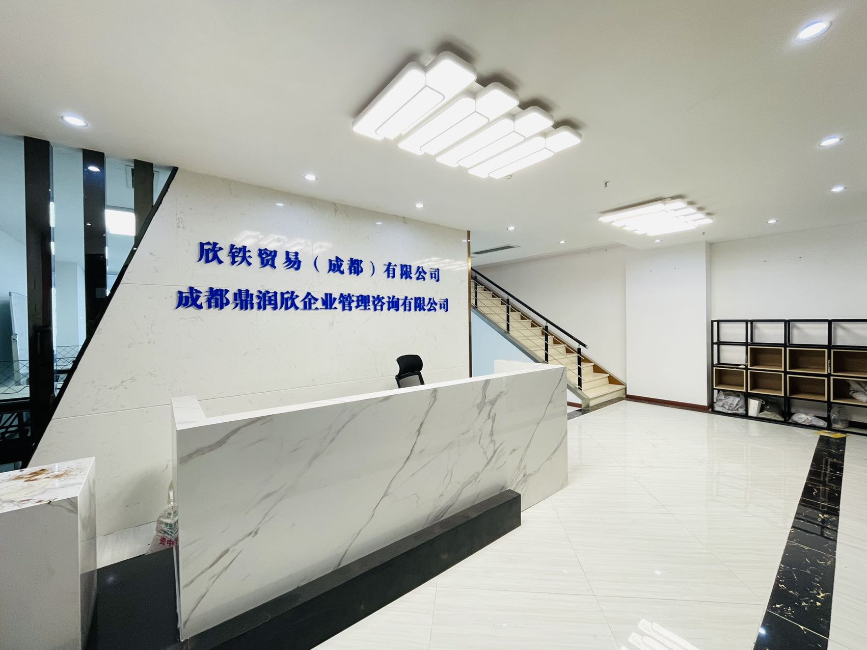 高新环球中心 1号线锦城广场站直达 4隔间20工位 采光好 现代精装电梯口