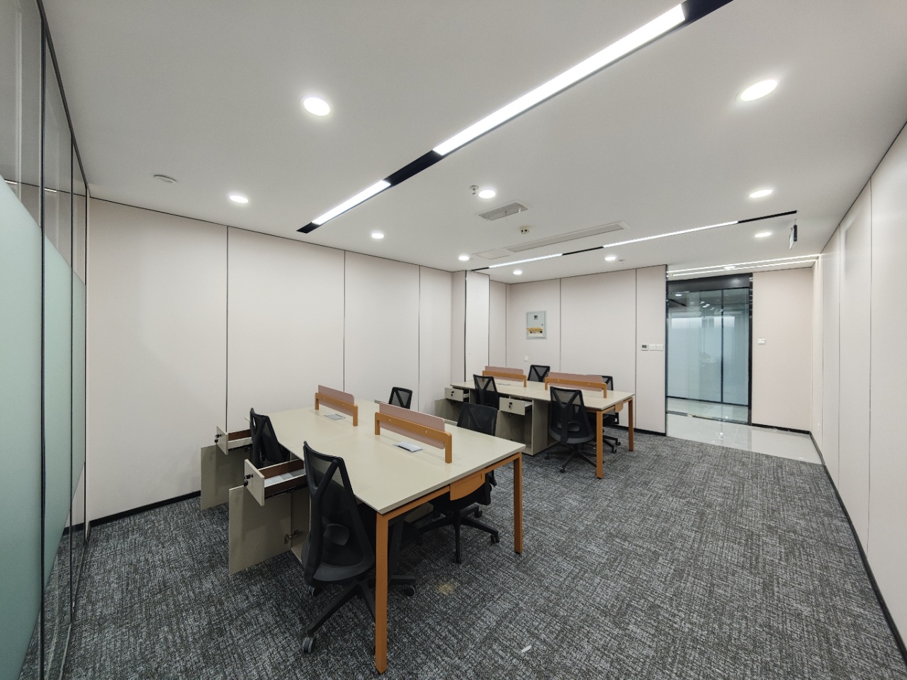 火车南站创业小户型 1隔间10工位带形象墙 交通方便 含物业费 安格斯国际办公室出租