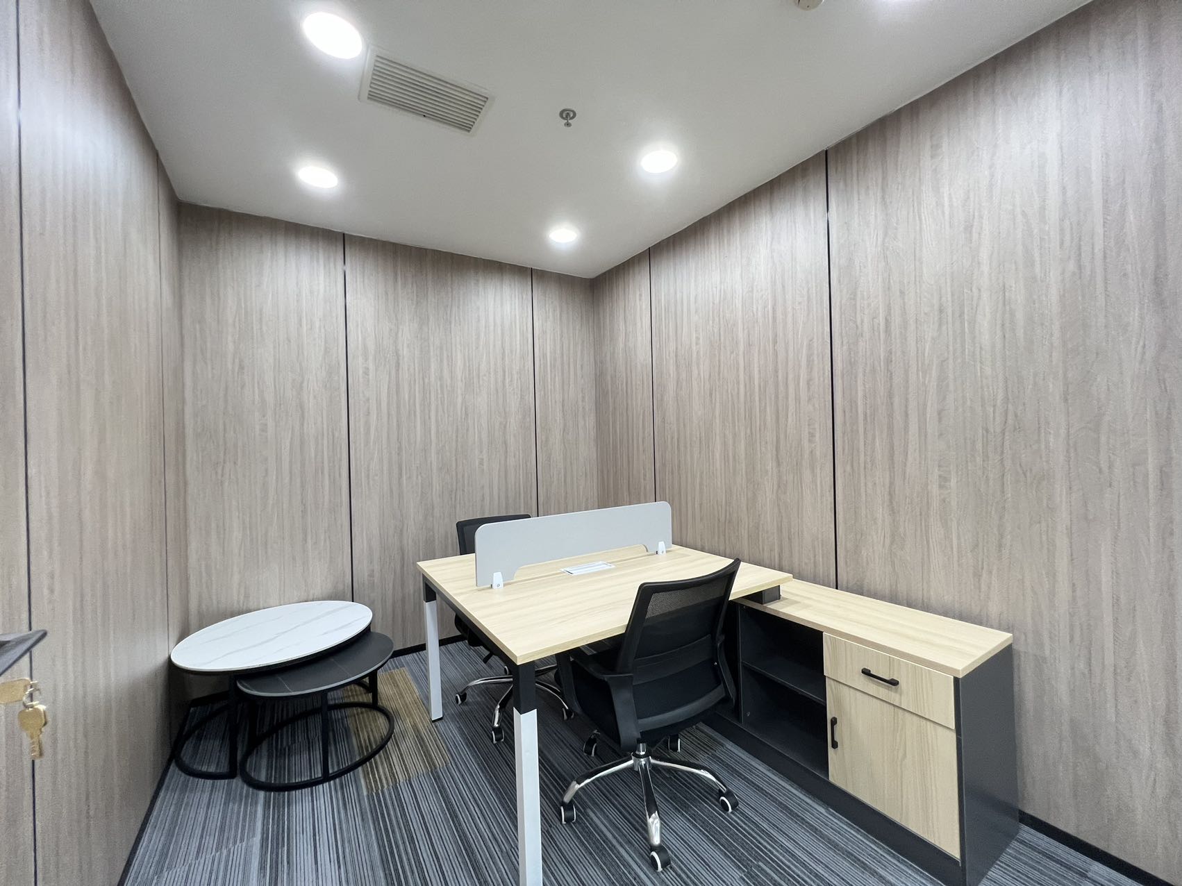 火车东站甲级写字楼 140平小面积 3隔间12工位  户型方正 精装带家具 中环国际