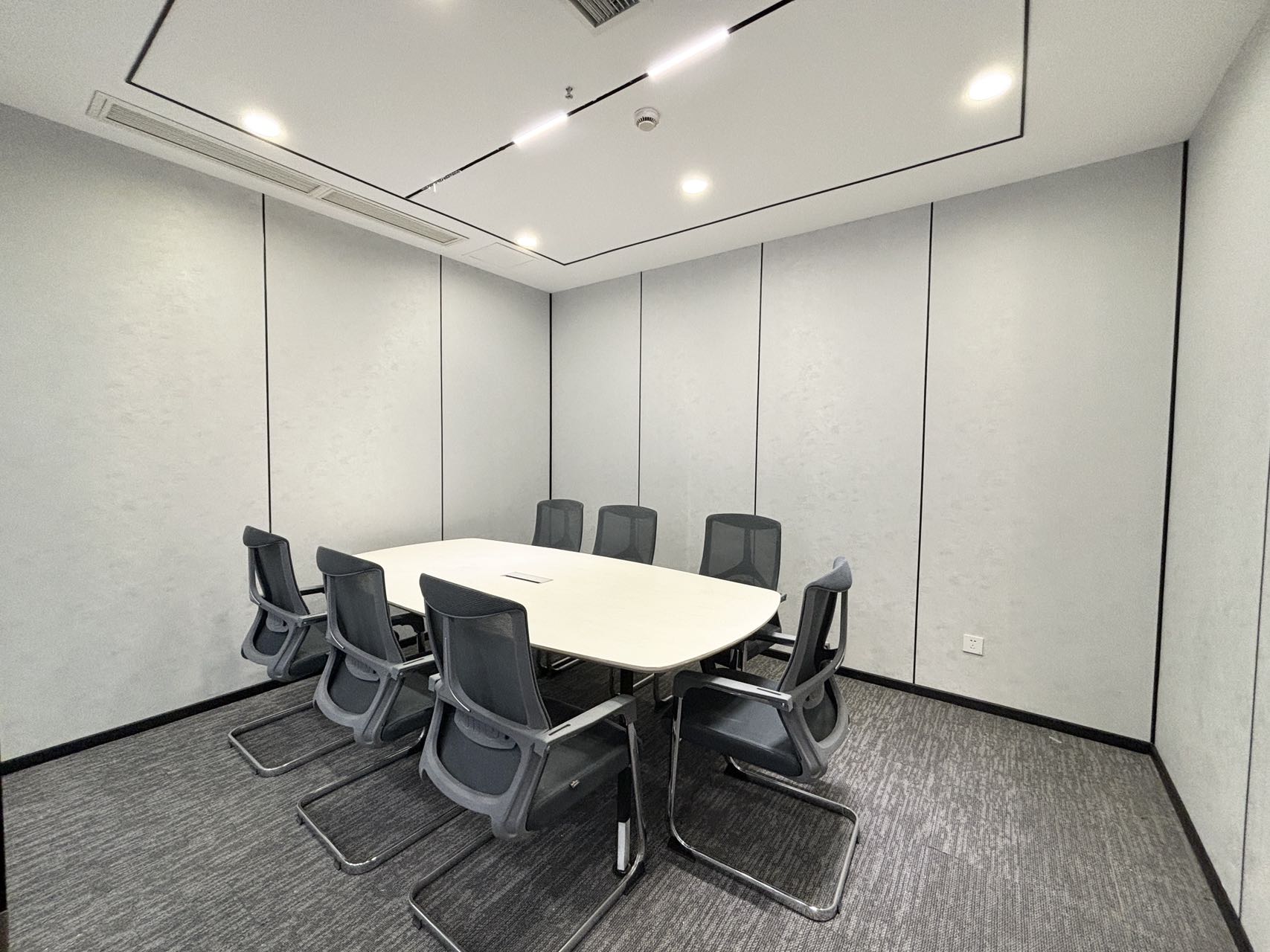 孵化园地铁口三四百米 小面积双面采光 176平 3隔间16工位 含税价  拎包入住 楚峰国际办公室出租