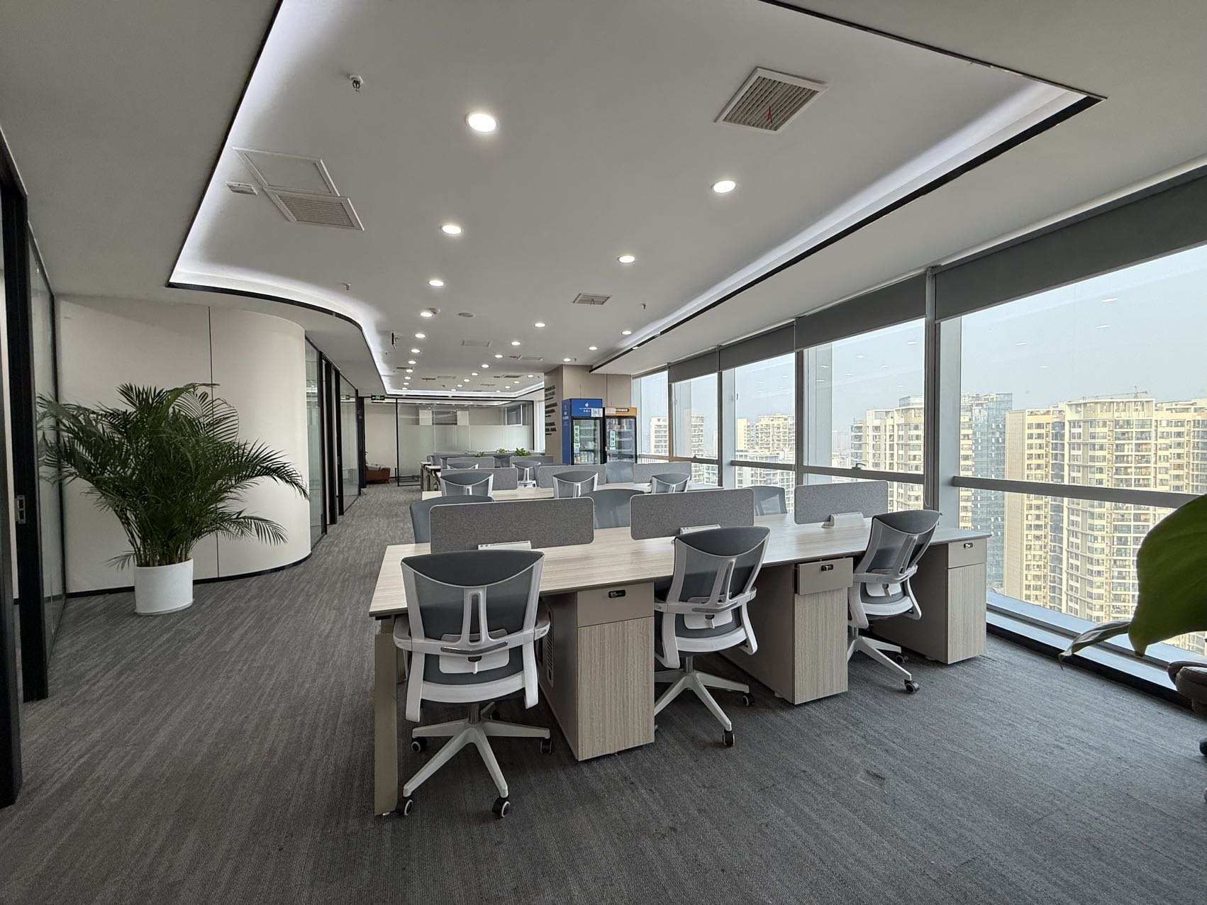 市中心2号线东门大桥甲写精装房源 5隔间30工位 带家具 视野巴适+前台 明宇金融广场办公室出租