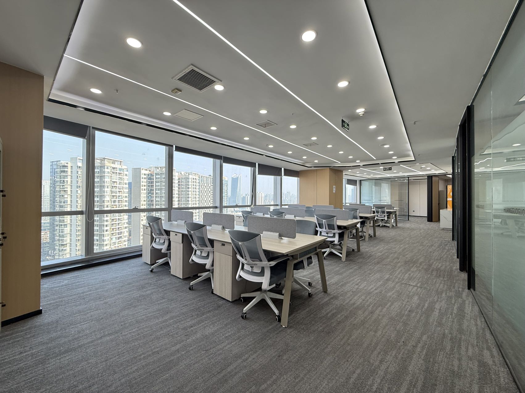 市中心东门大桥地铁三百米 按套出租 4隔间30工位 视野巴适 采光面大 含普票含物业费 明宇金融广场办公室出租