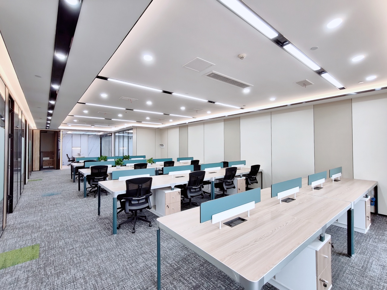 西门青羊区 成都西站地铁口 323平方 6隔间40工位带会议室 双面采光 24小时空调 安格斯恒通办公室出租