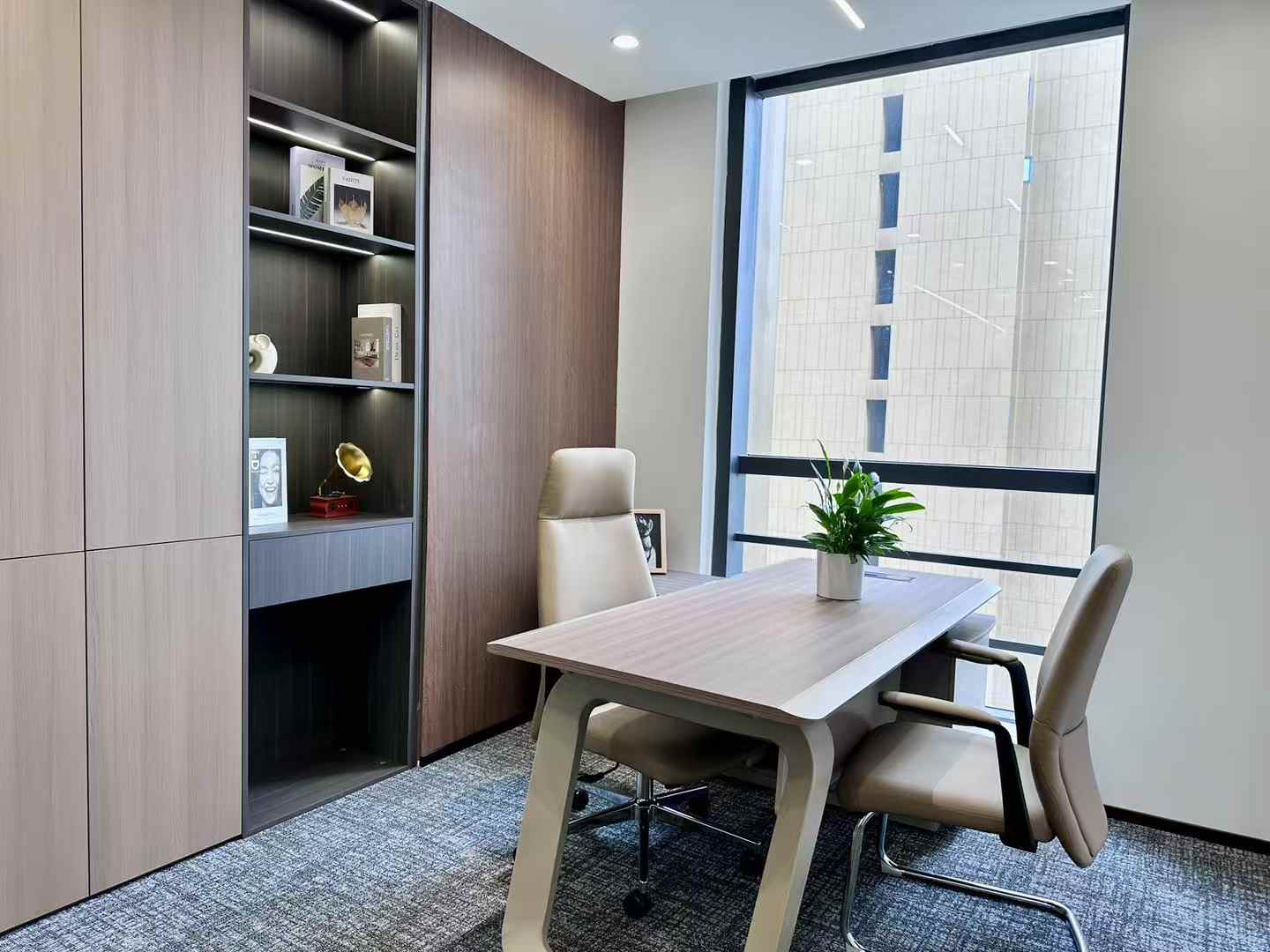 天府二街精选户型 4隔间20工位有接待休息区电梯口 视野巴适 带家具 蜀都中心办公室出租