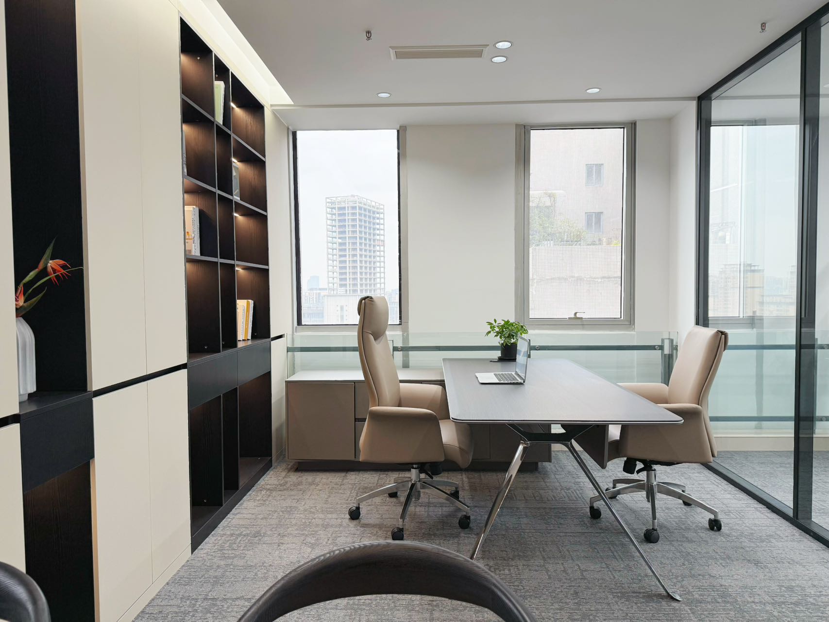 牛市口地铁几百米  按套出租 4隔间30工位 正对电梯口 带阳台 双面采光 摩根中心办公室出租